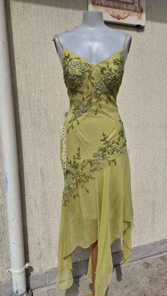 Robe en soie verte brodée