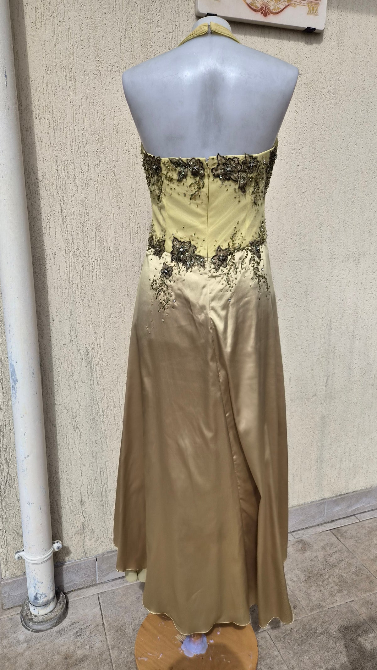 Robe dos nu détails soie et broderies