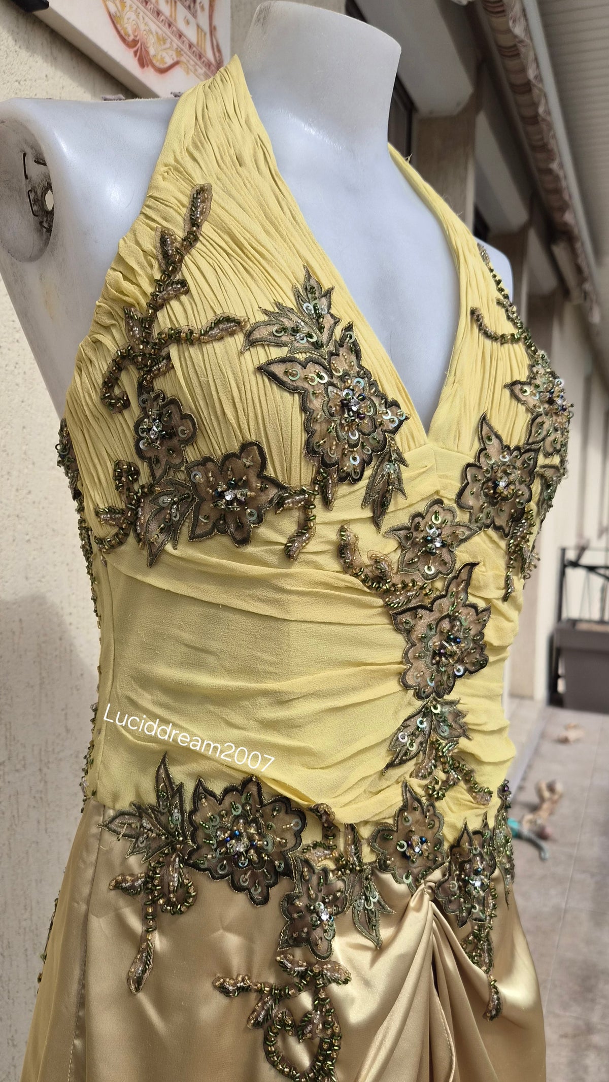 Robe dos nu détails soie et broderies