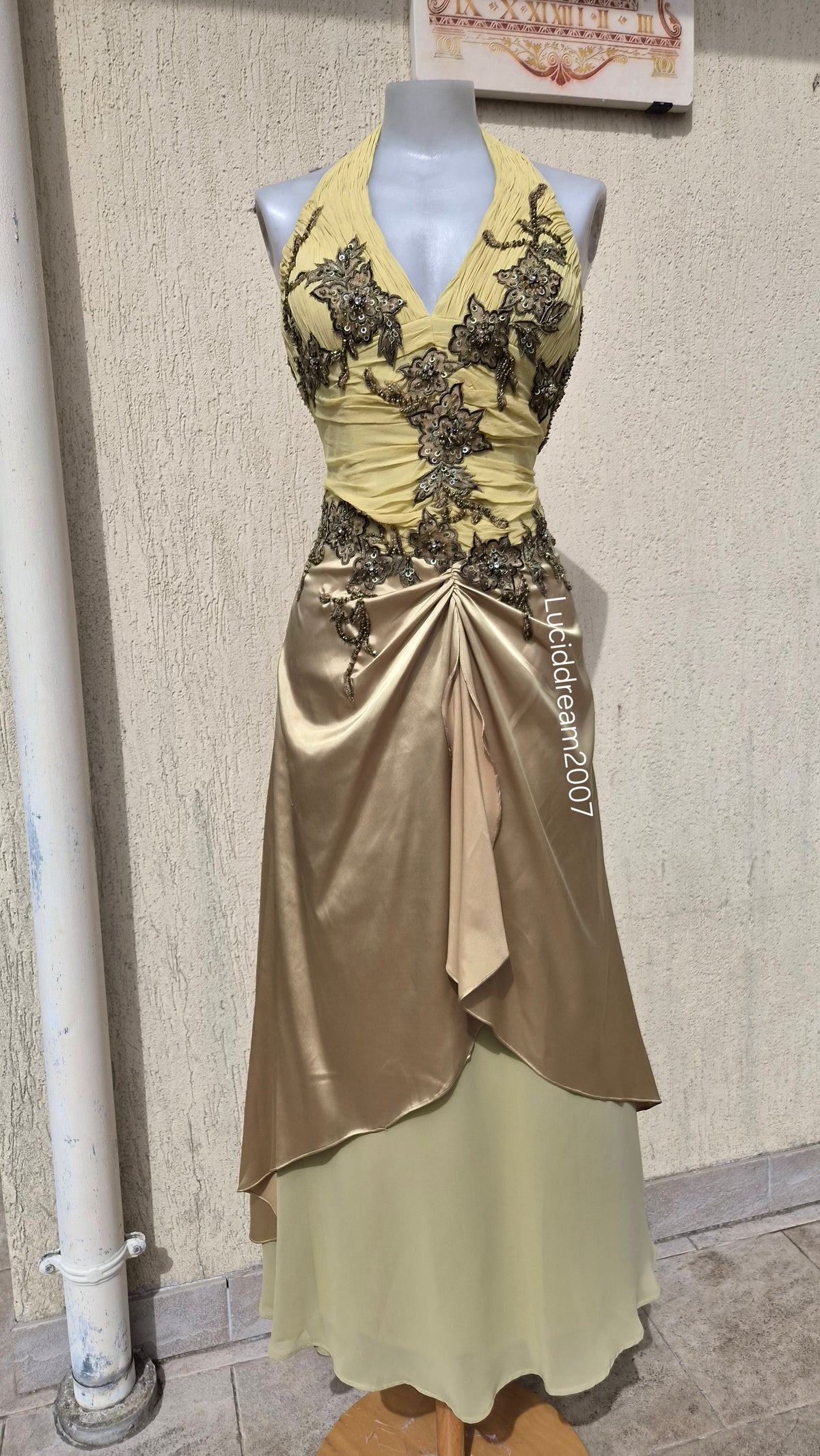 Robe dos nu détails soie et broderies