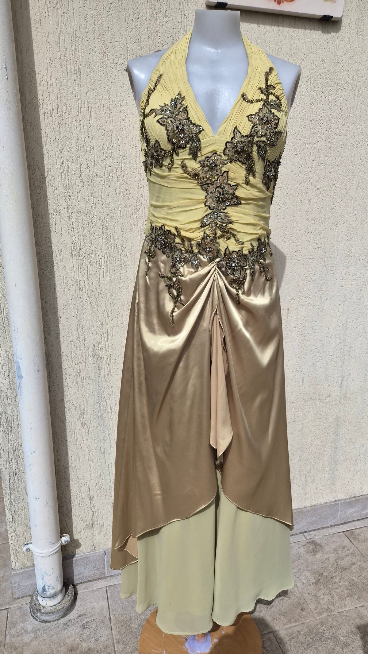Robe dos nu détails soie et broderies