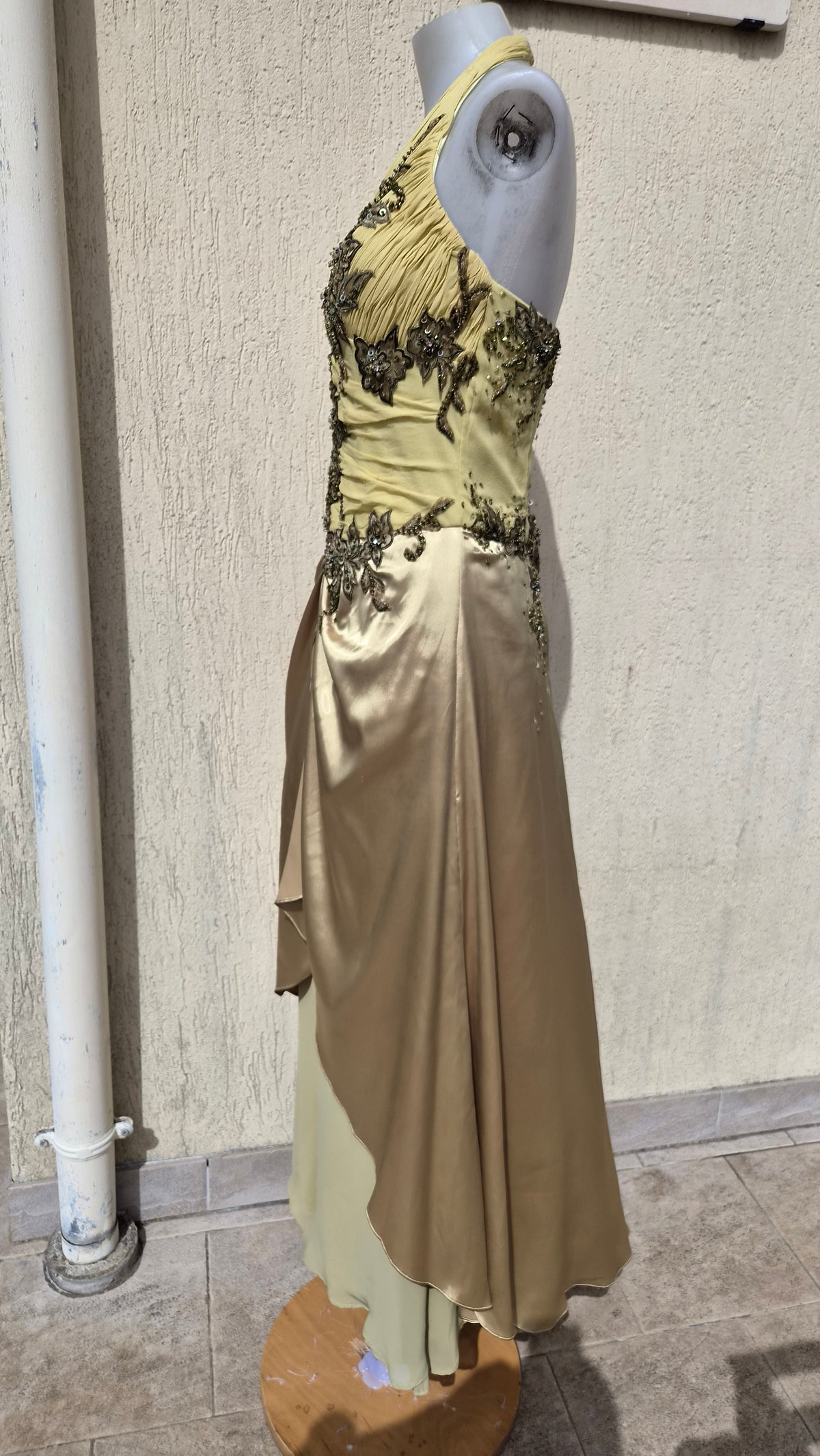 Robe dos nu détails soie et broderies