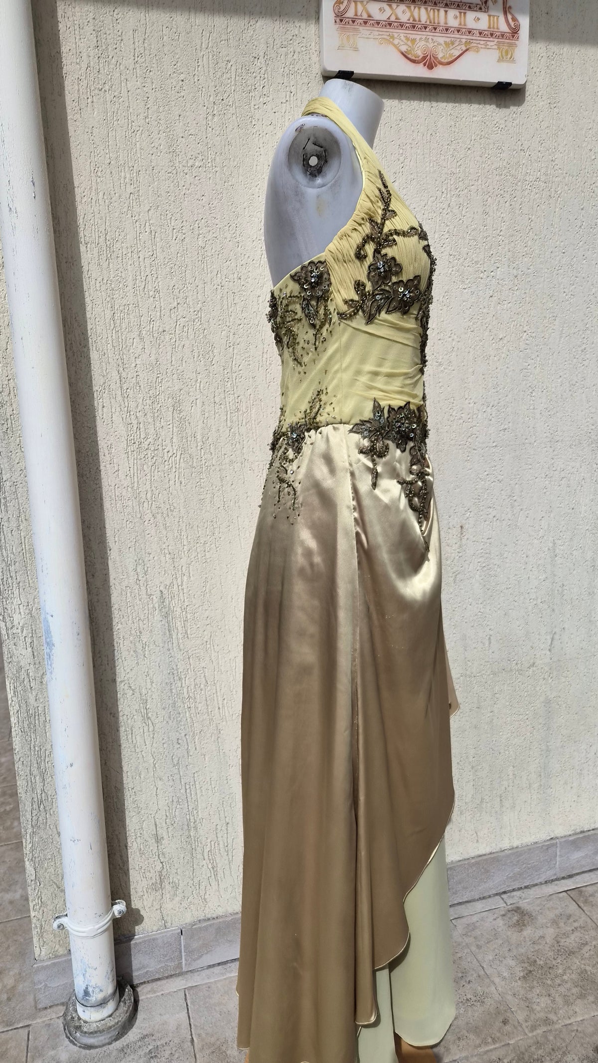 Robe dos nu détails soie et broderies