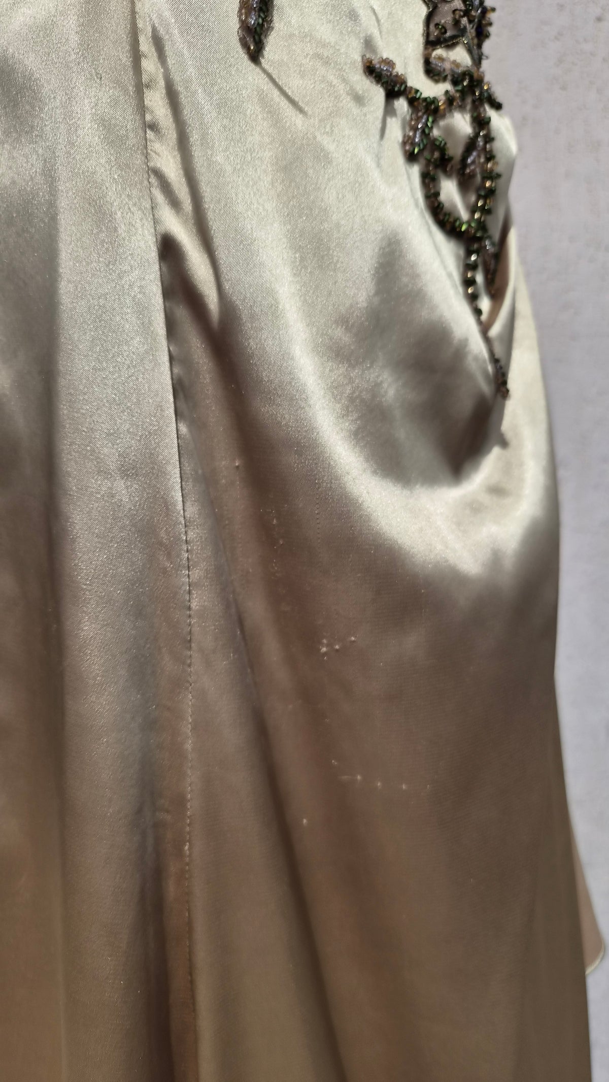 Robe dos nu détails soie et broderies