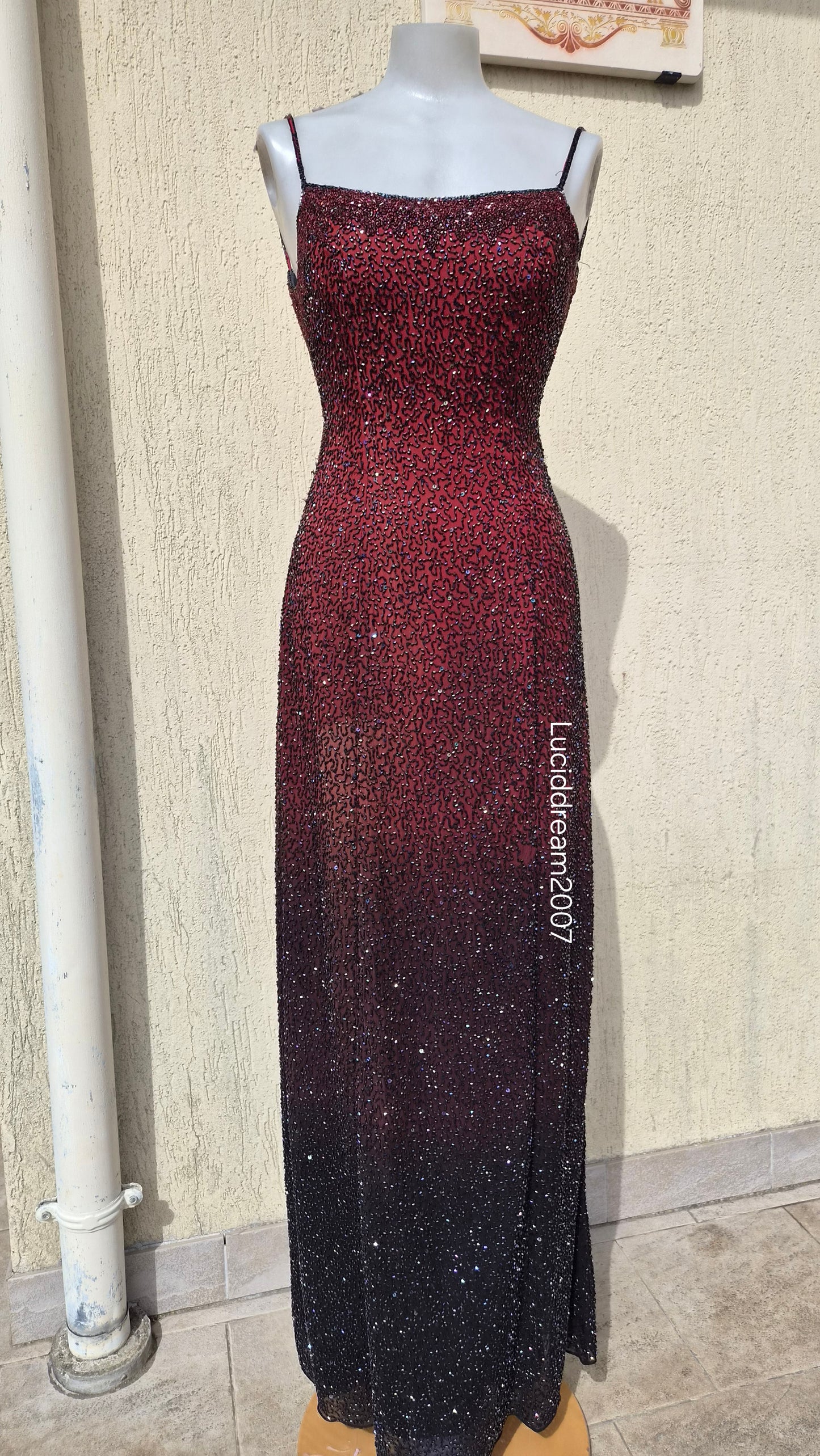 Robe dos nu en soie brodée