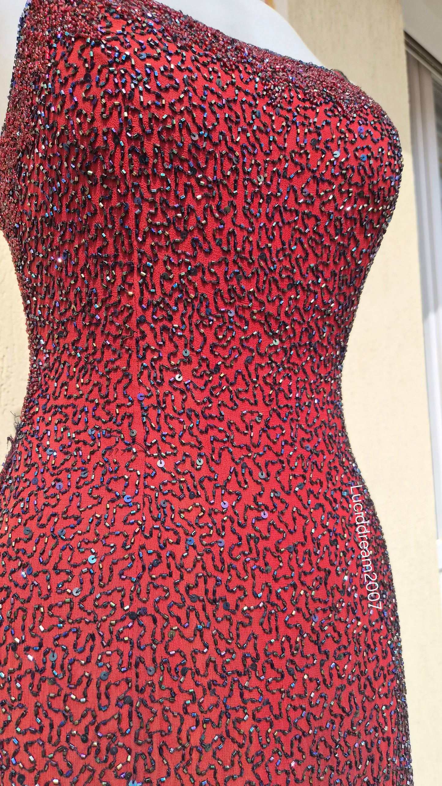 Robe dos nu en soie brodée