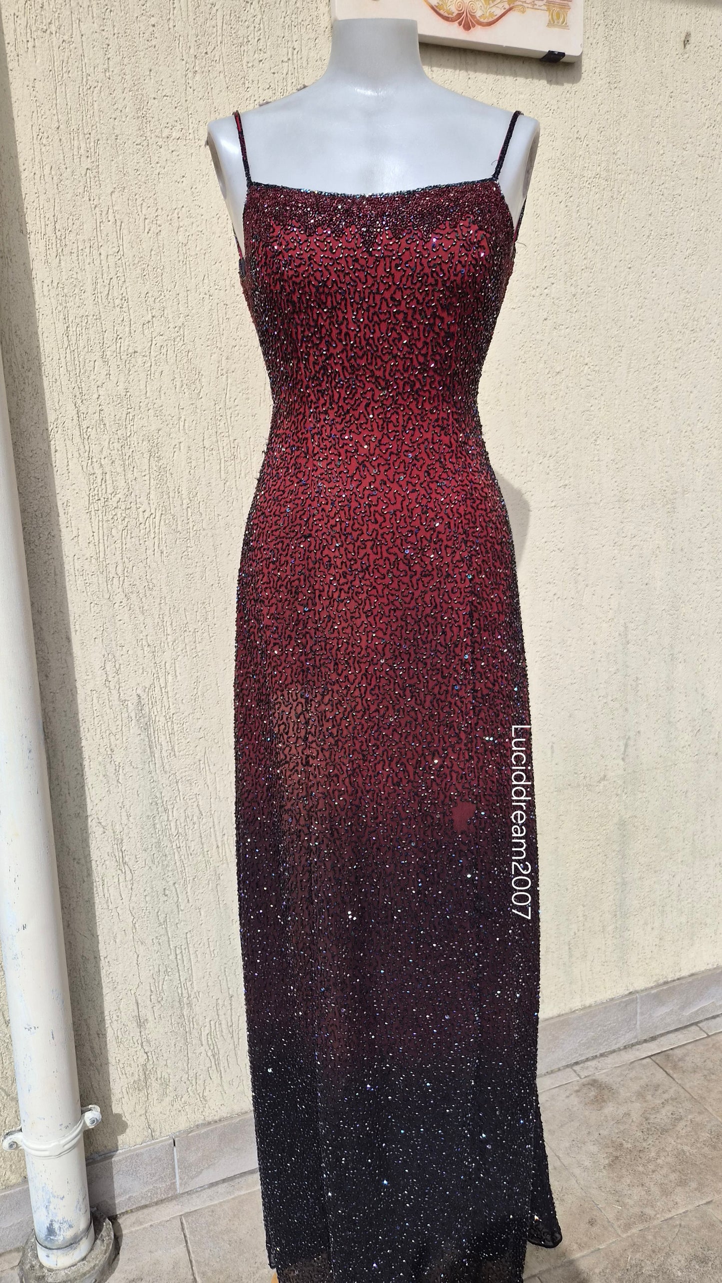 Robe dos nu en soie brodée