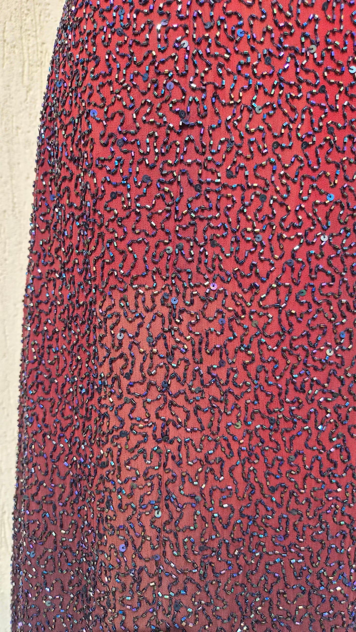 Robe dos nu en soie brodée