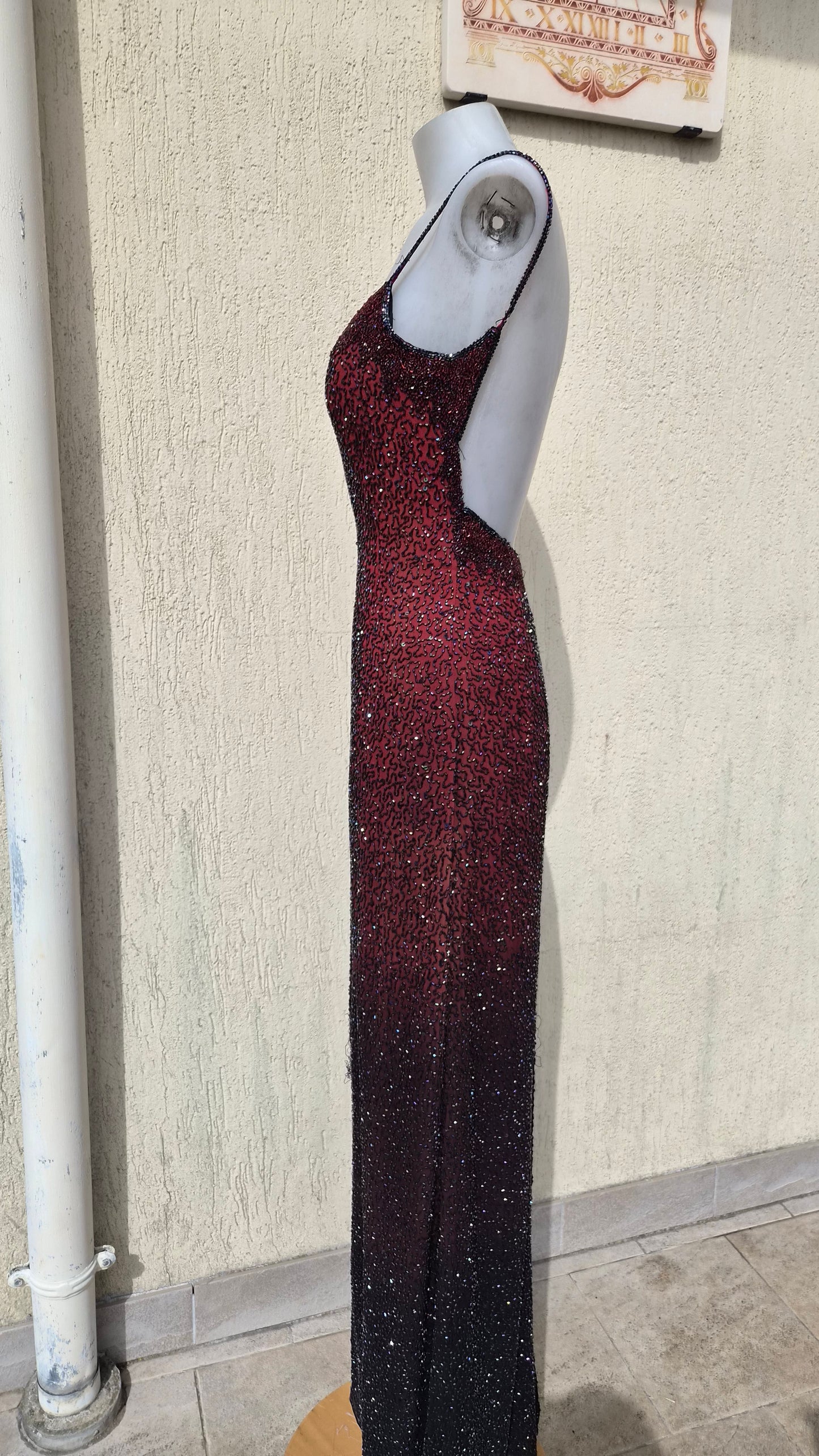 Robe dos nu en soie brodée