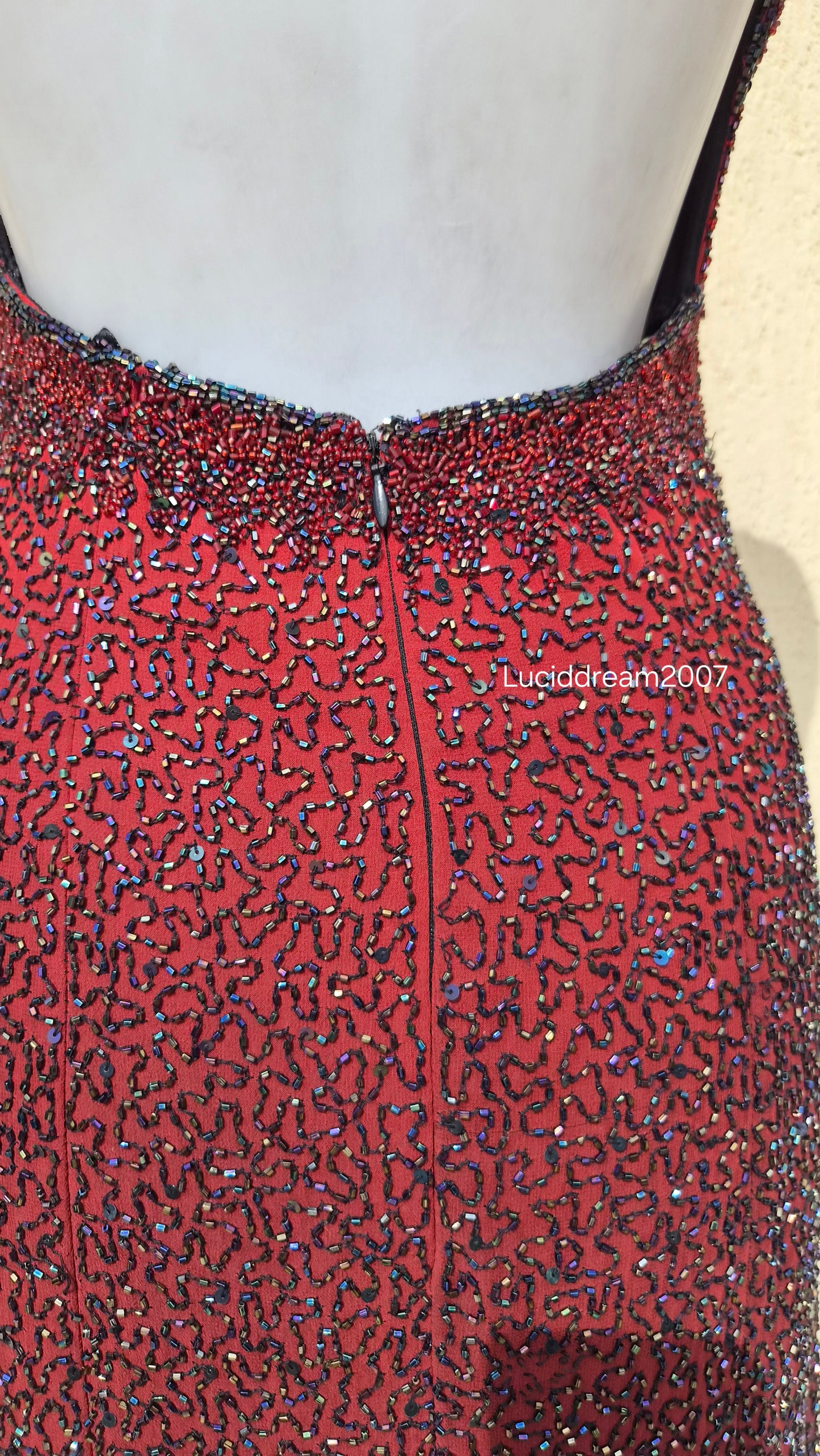 Robe dos nu en soie brodée