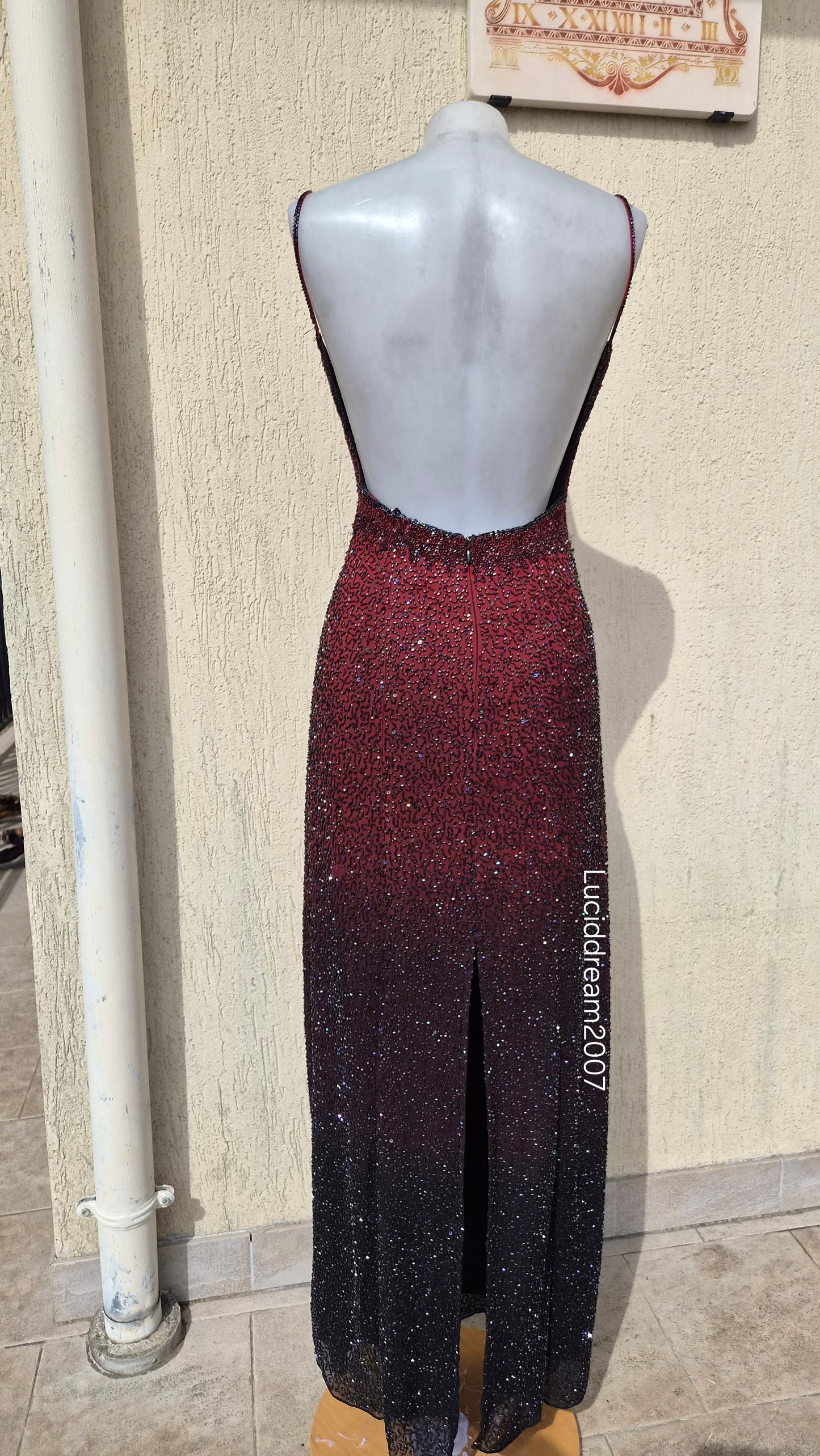 Robe dos nu en soie brodée