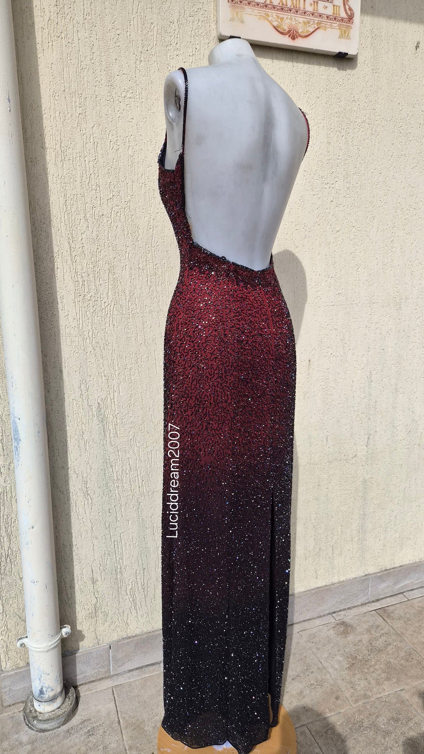 Robe dos nu en soie brodée
