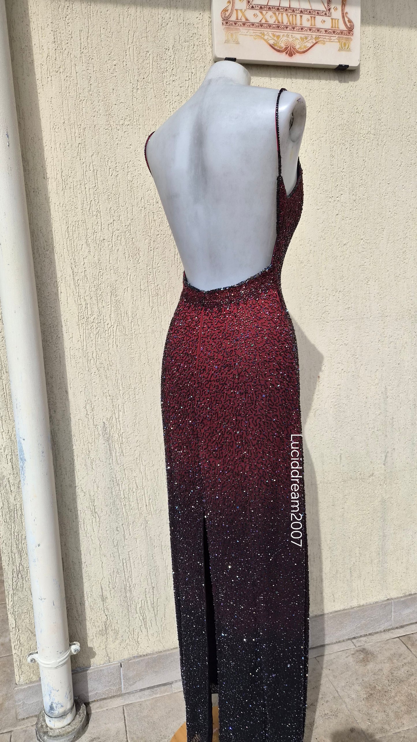 Robe dos nu en soie brodée