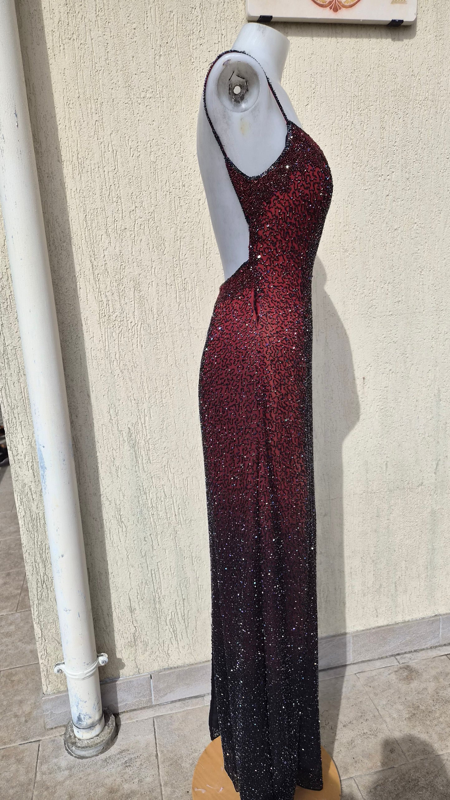 Robe dos nu en soie brodée