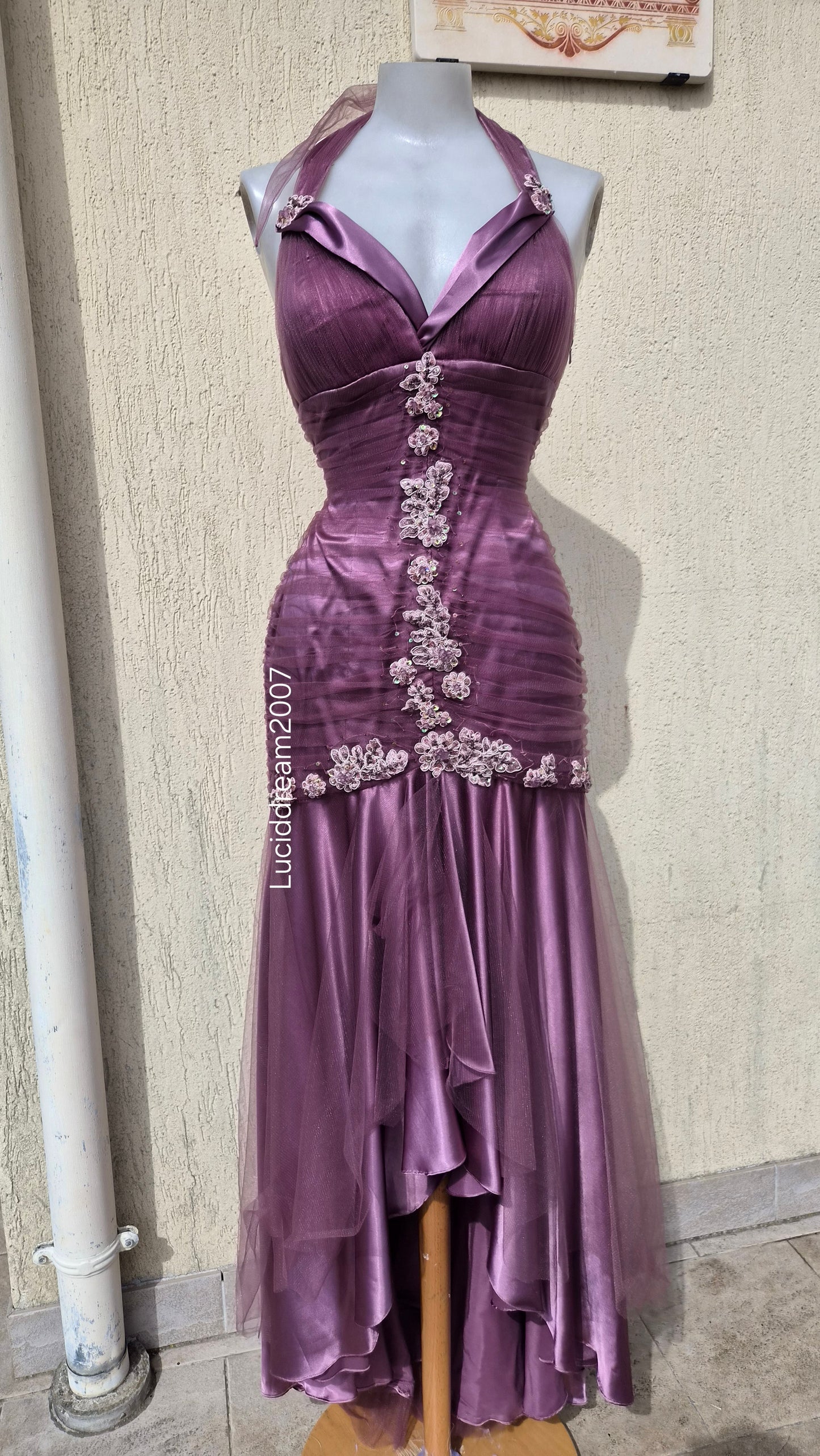 Asymmetrical backless dress with embroidery details