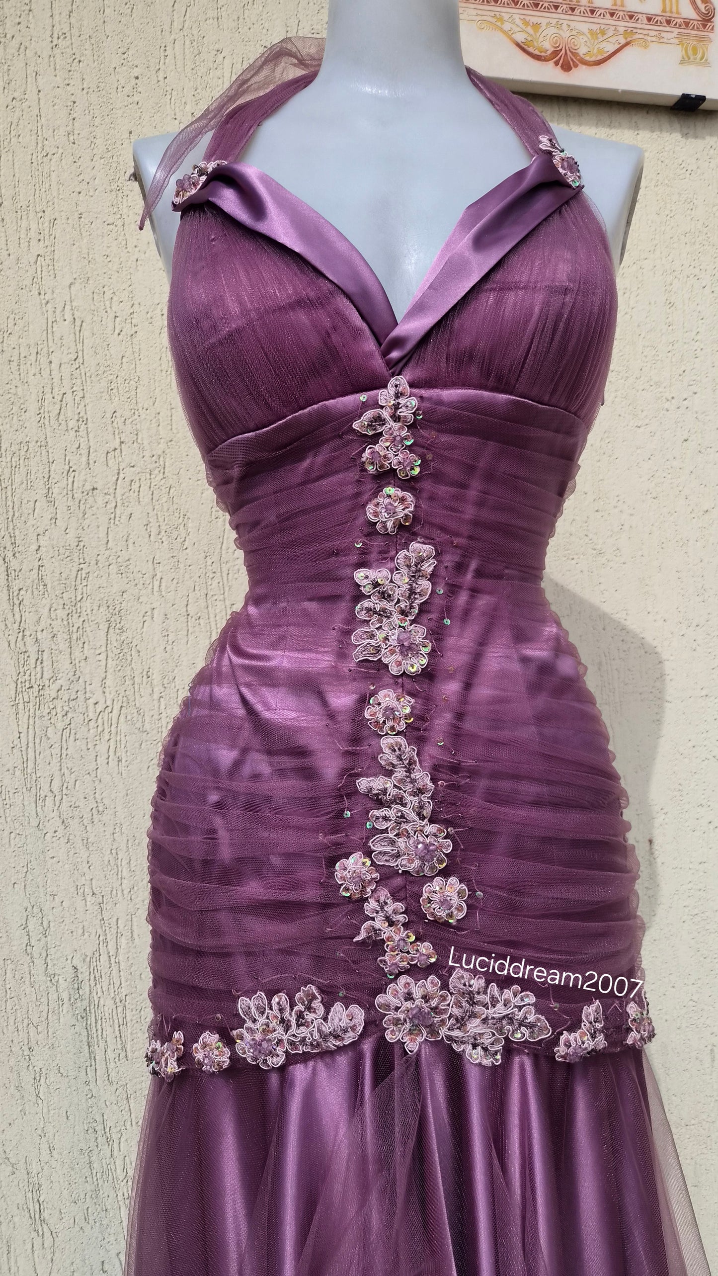 Asymmetrical backless dress with embroidery details