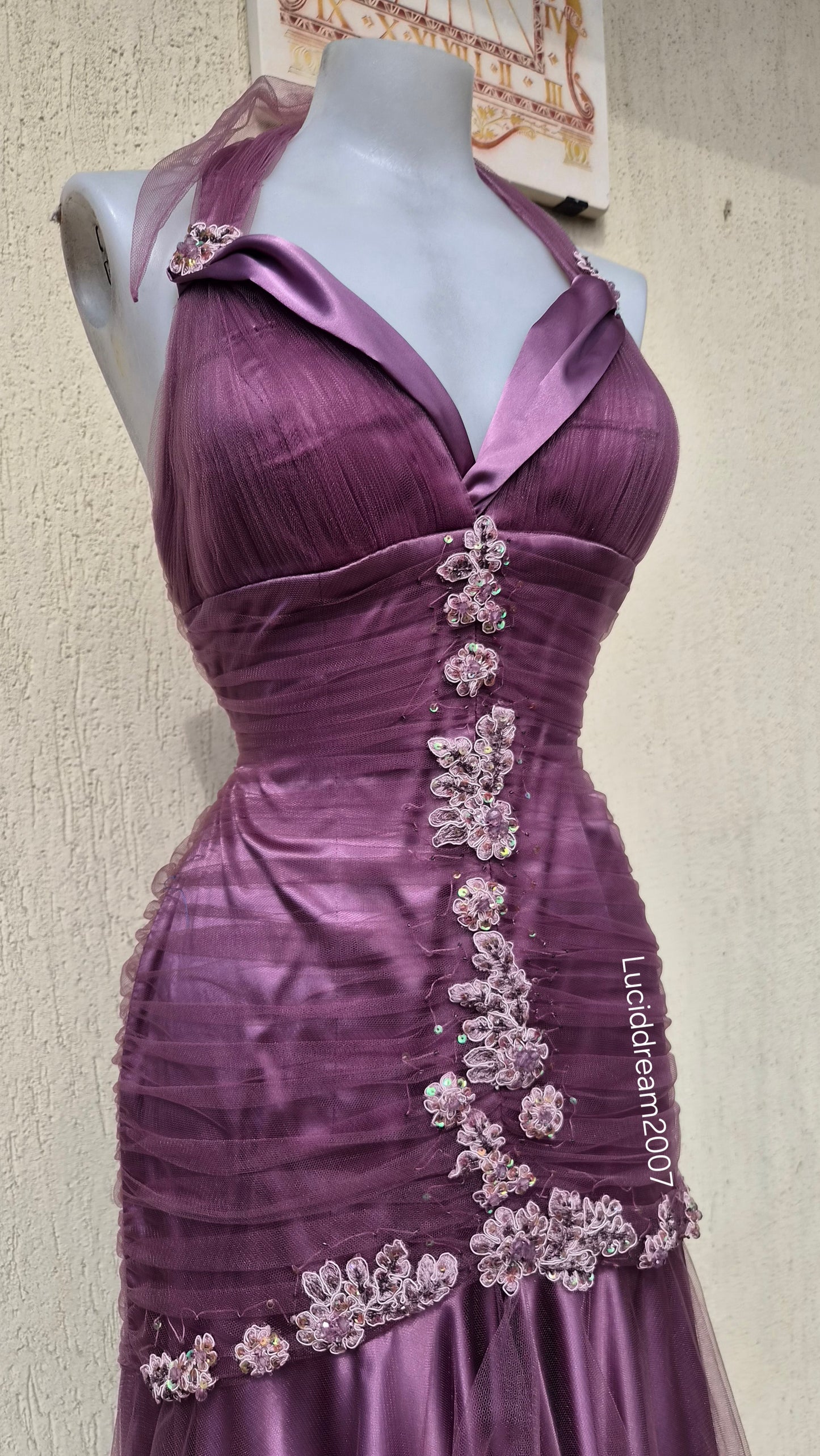 Asymmetrical backless dress with embroidery details