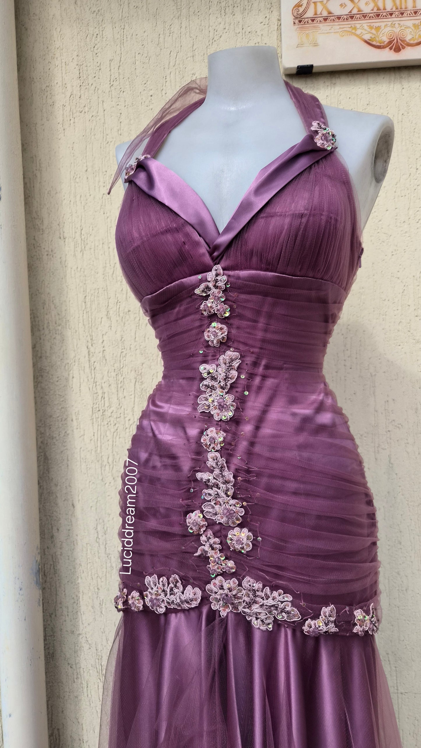 Asymmetrical backless dress with embroidery details