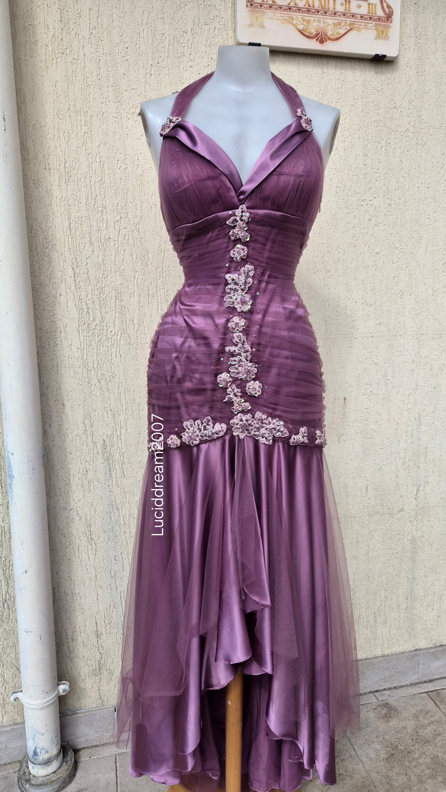 Asymmetrical backless dress with embroidery details