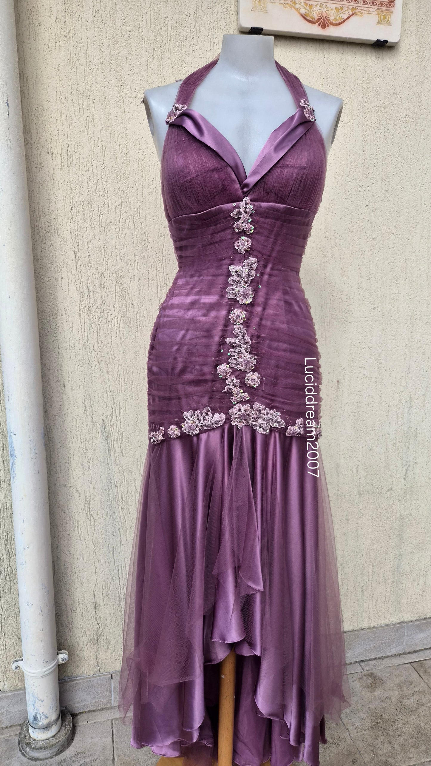 Asymmetrical backless dress with embroidery details