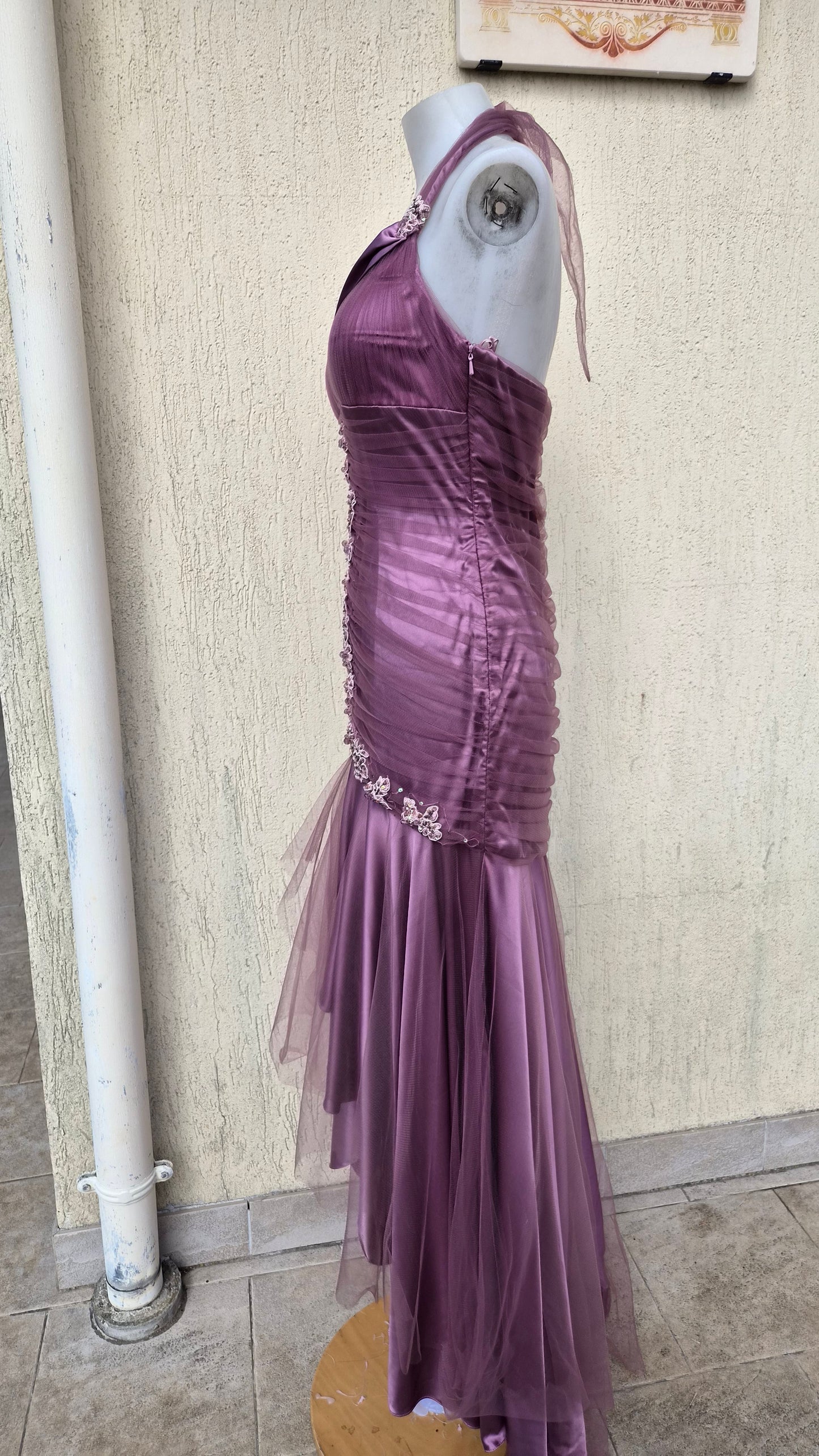 Asymmetrical backless dress with embroidery details