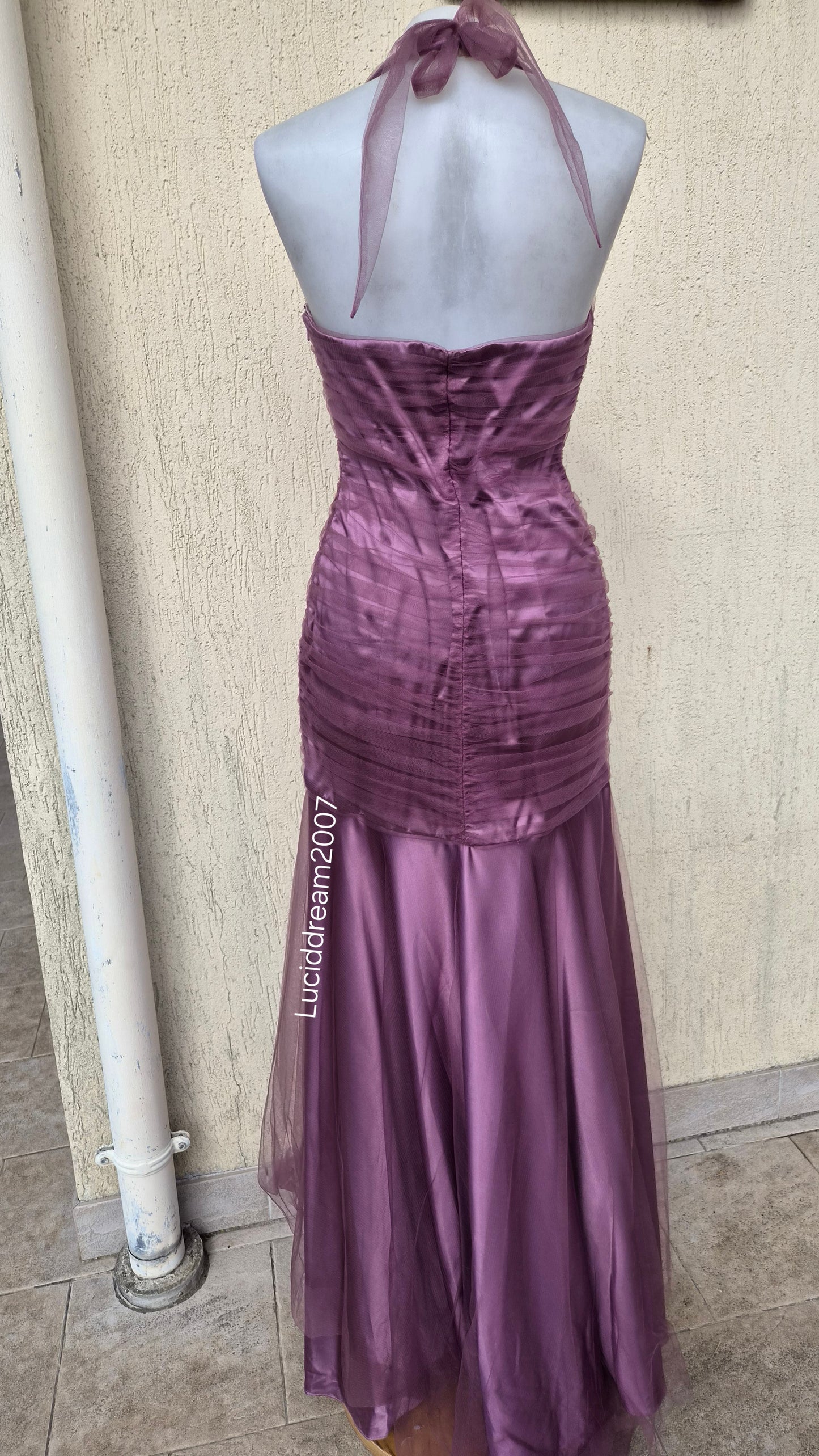 Asymmetrical backless dress with embroidery details