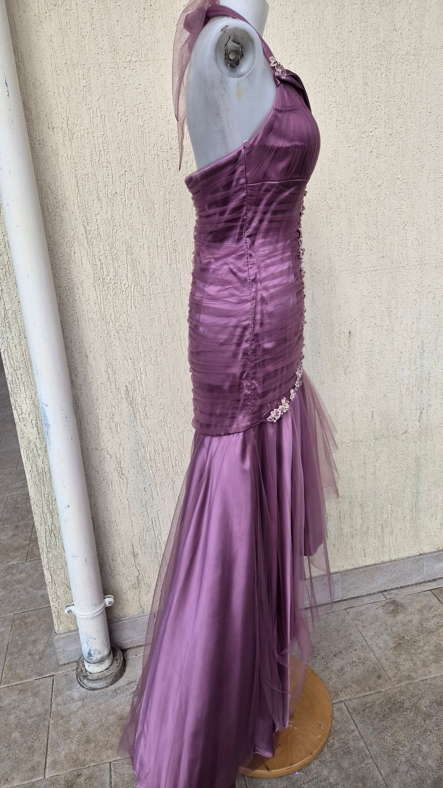 Asymmetrical backless dress with embroidery details