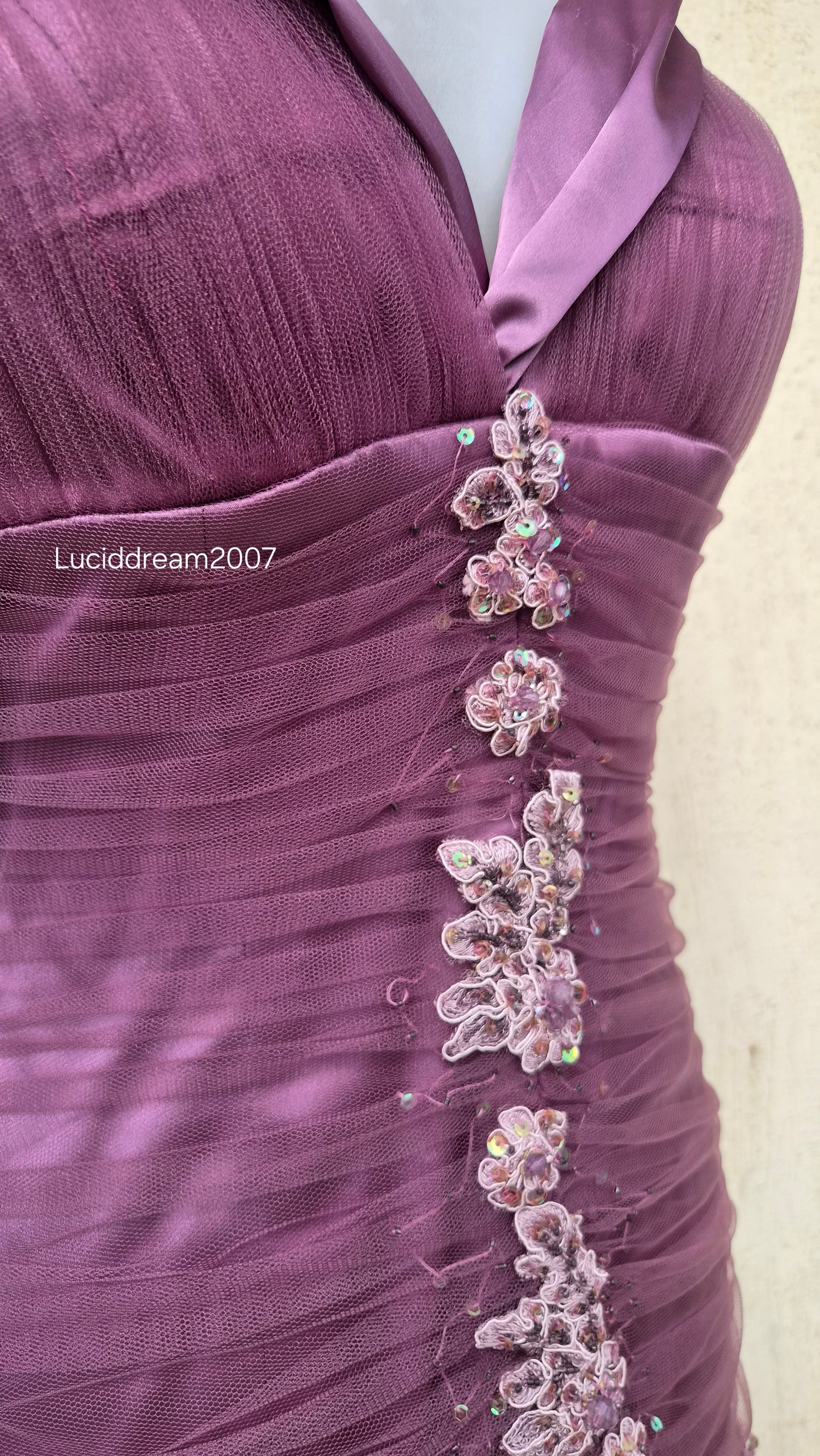 Asymmetrical backless dress with embroidery details