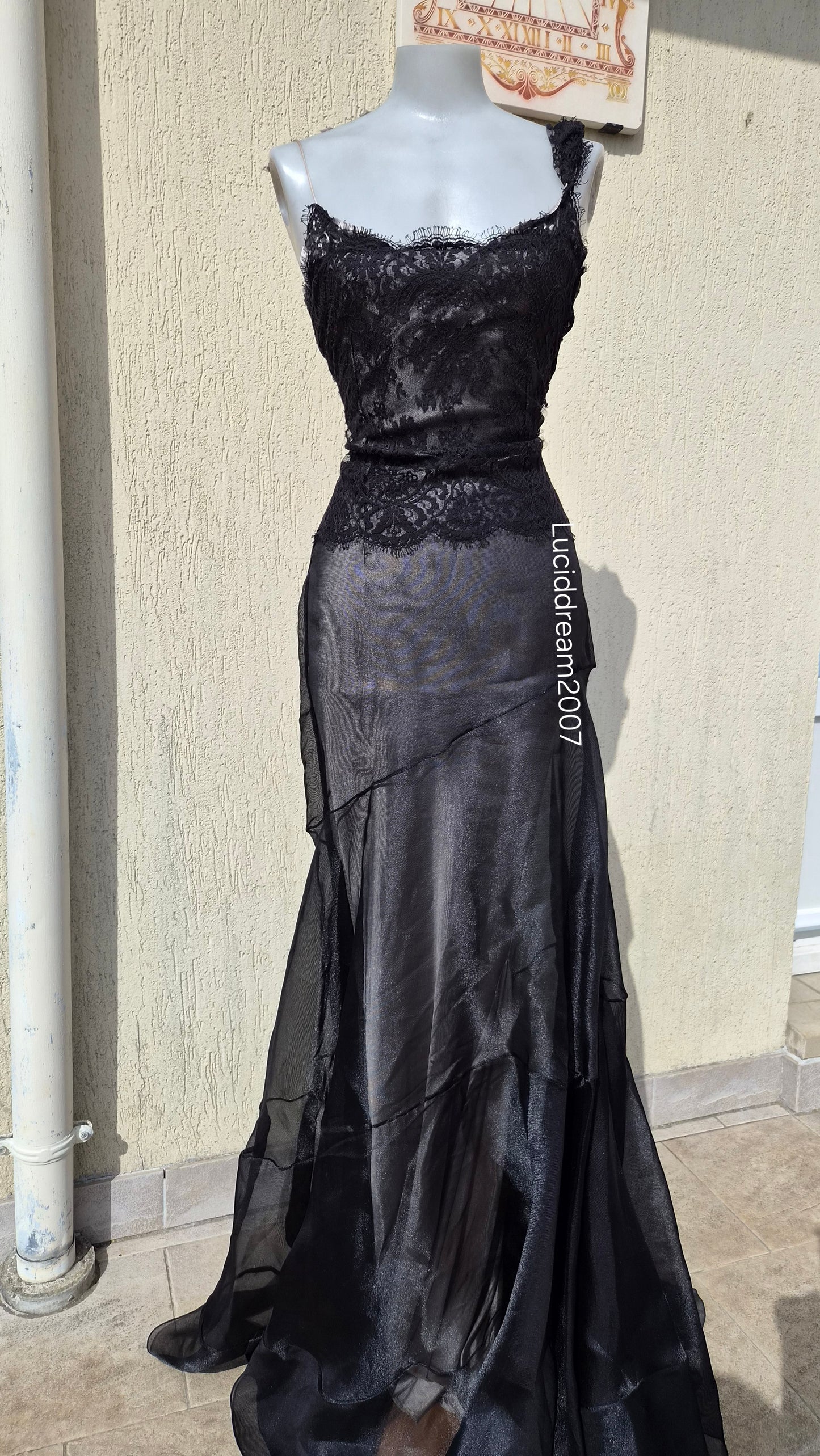 Robe noire en voile et dentelle