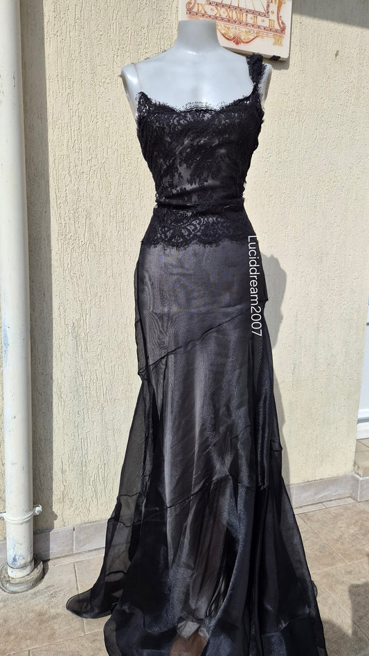 Robe noire en voile et dentelle