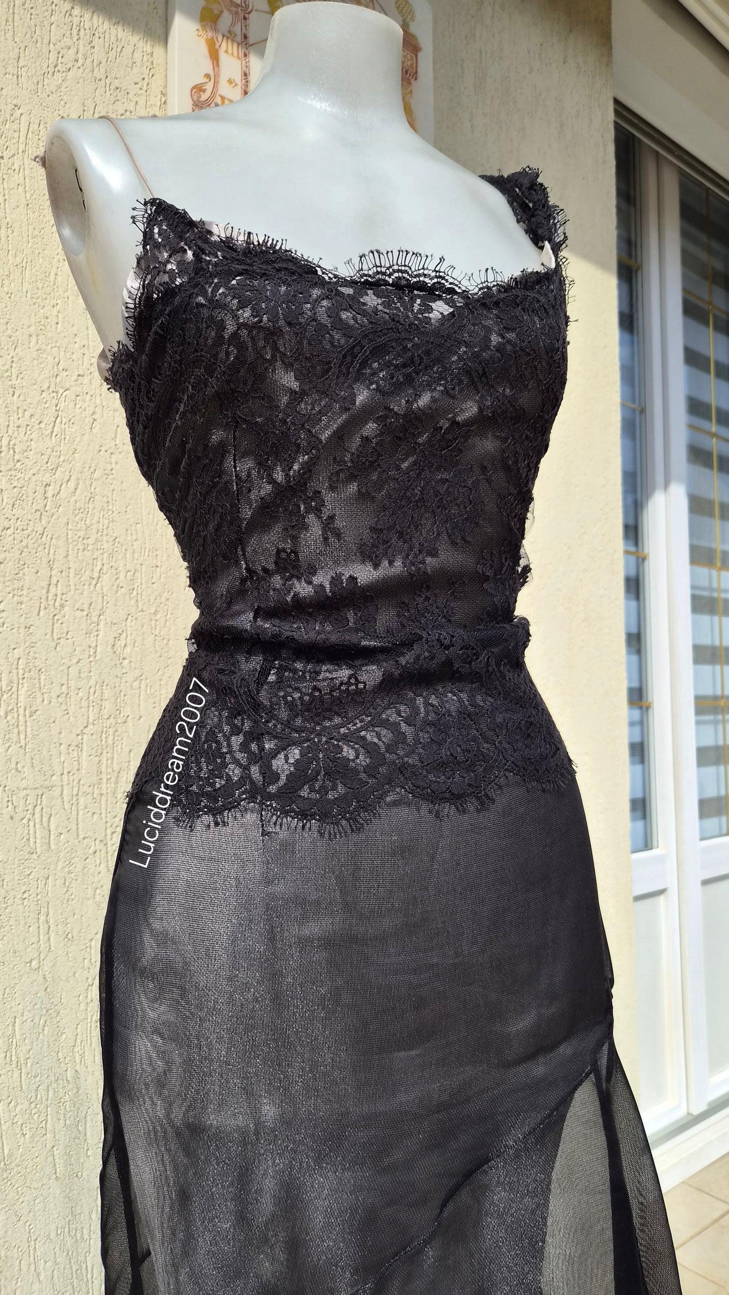 Robe noire en voile et dentelle