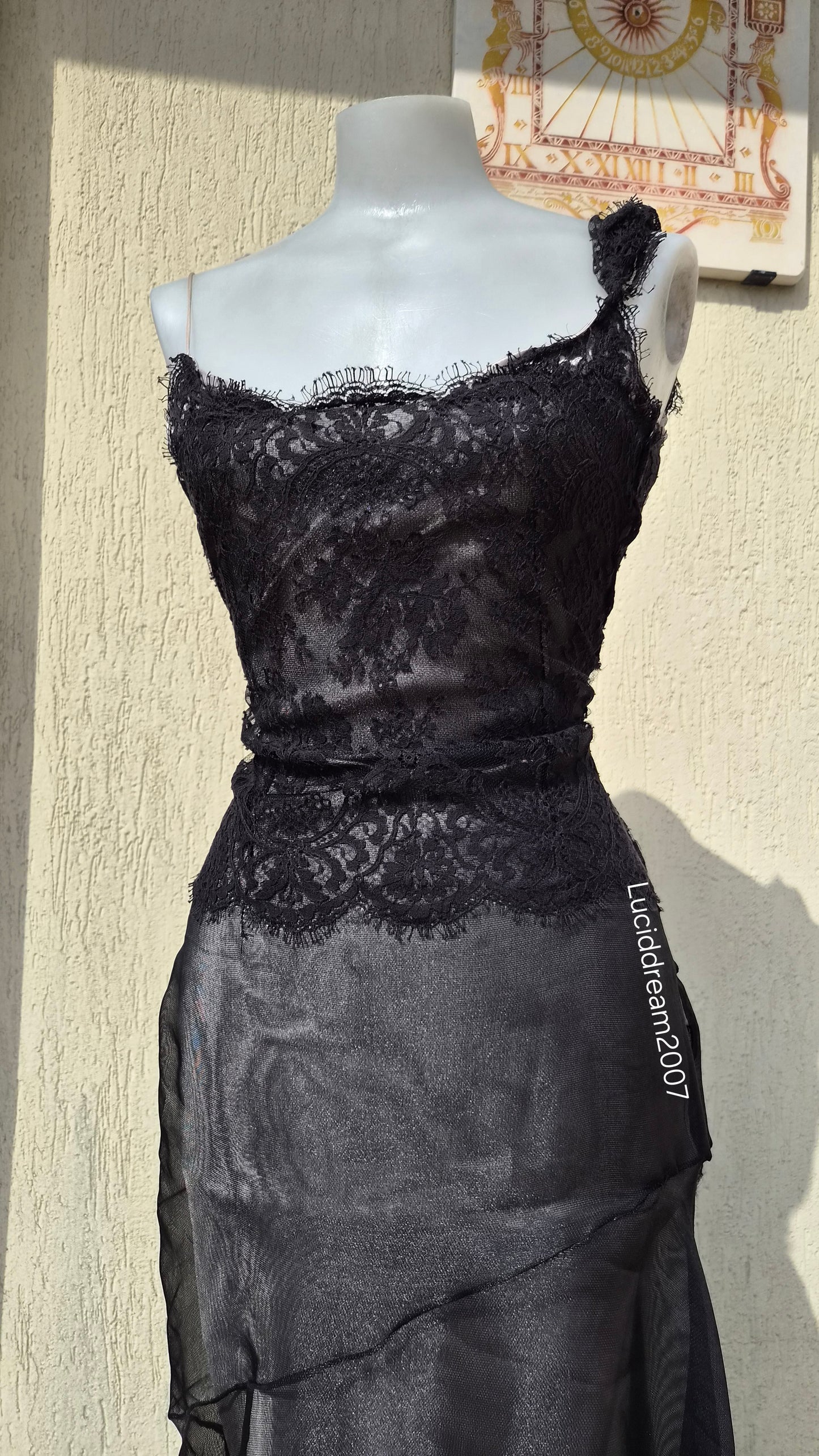 Robe noire en voile et dentelle