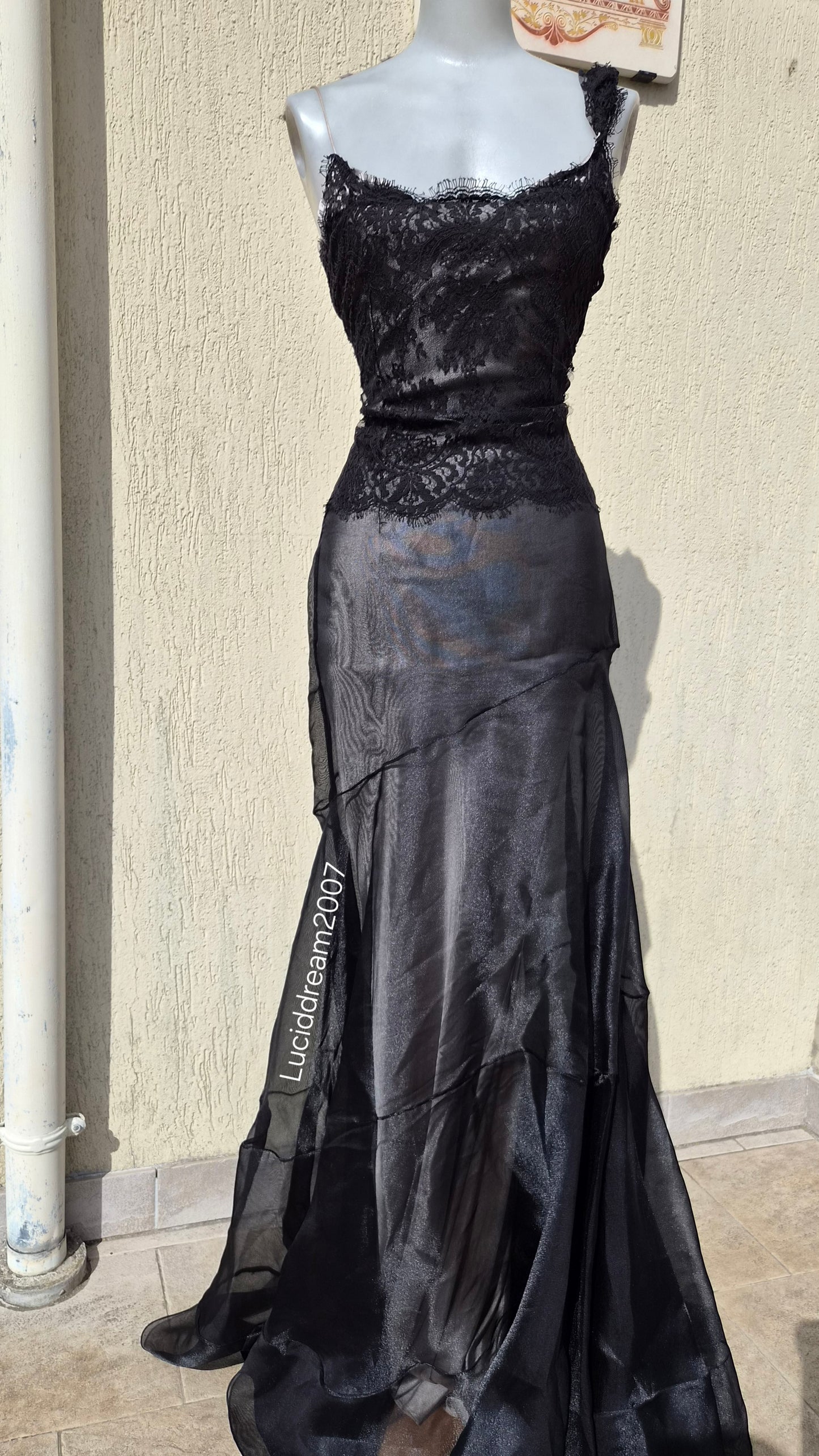 Robe noire en voile et dentelle