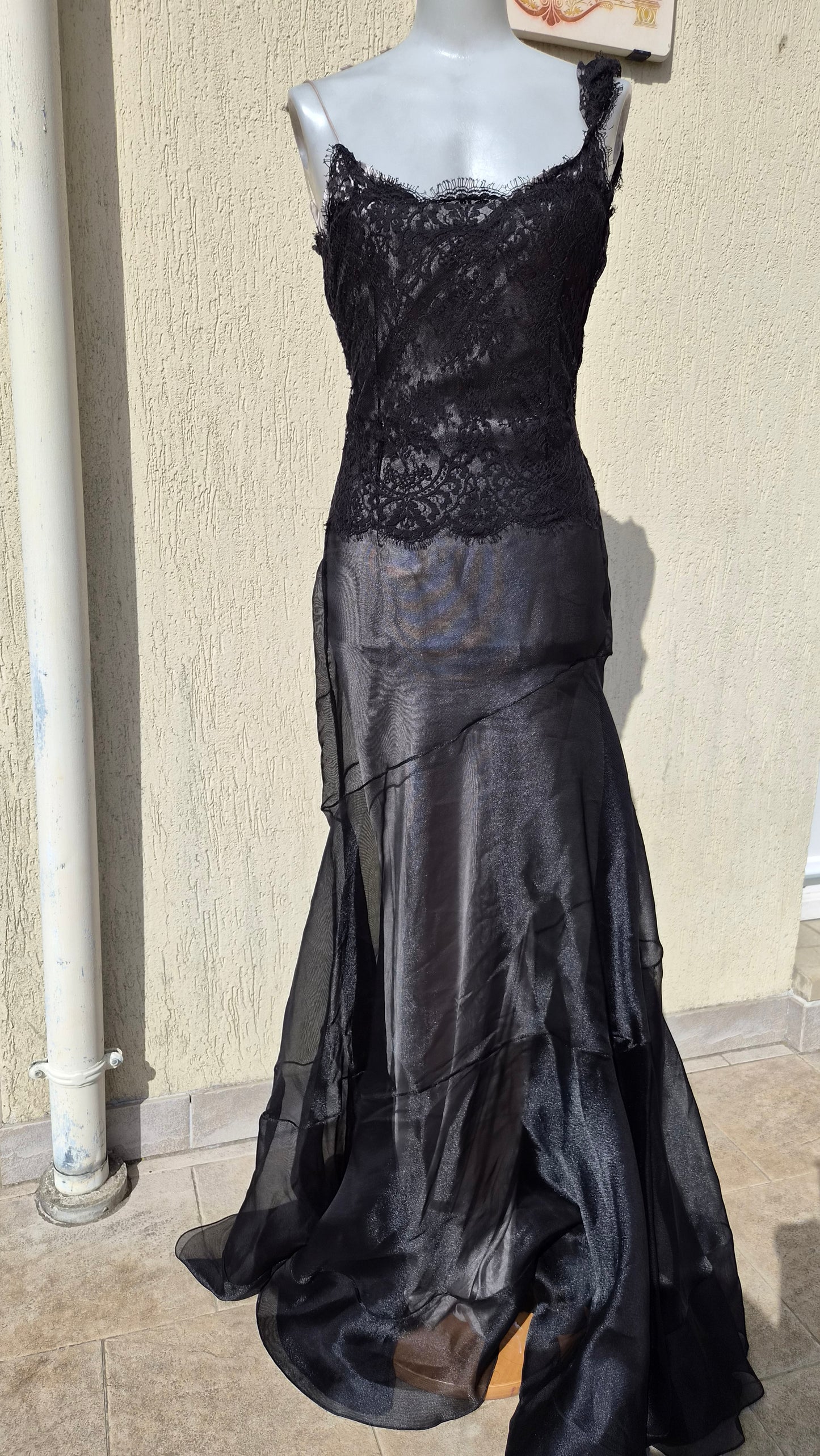 Robe noire en voile et dentelle