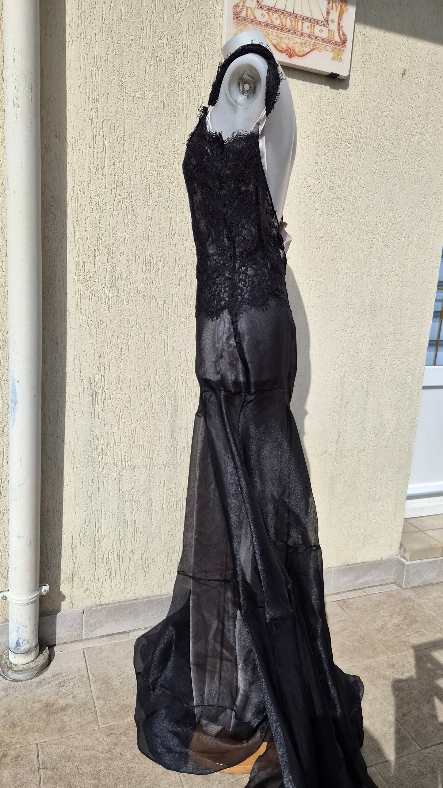Robe noire en voile et dentelle