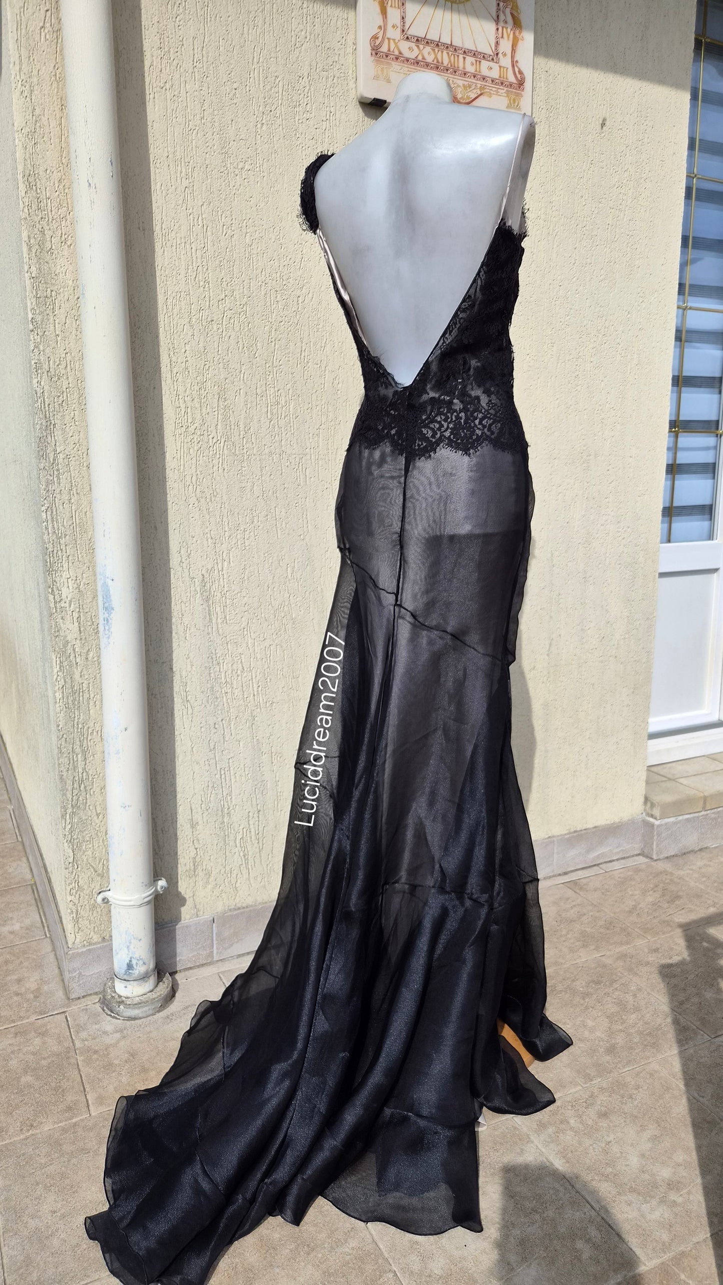 Robe noire en voile et dentelle