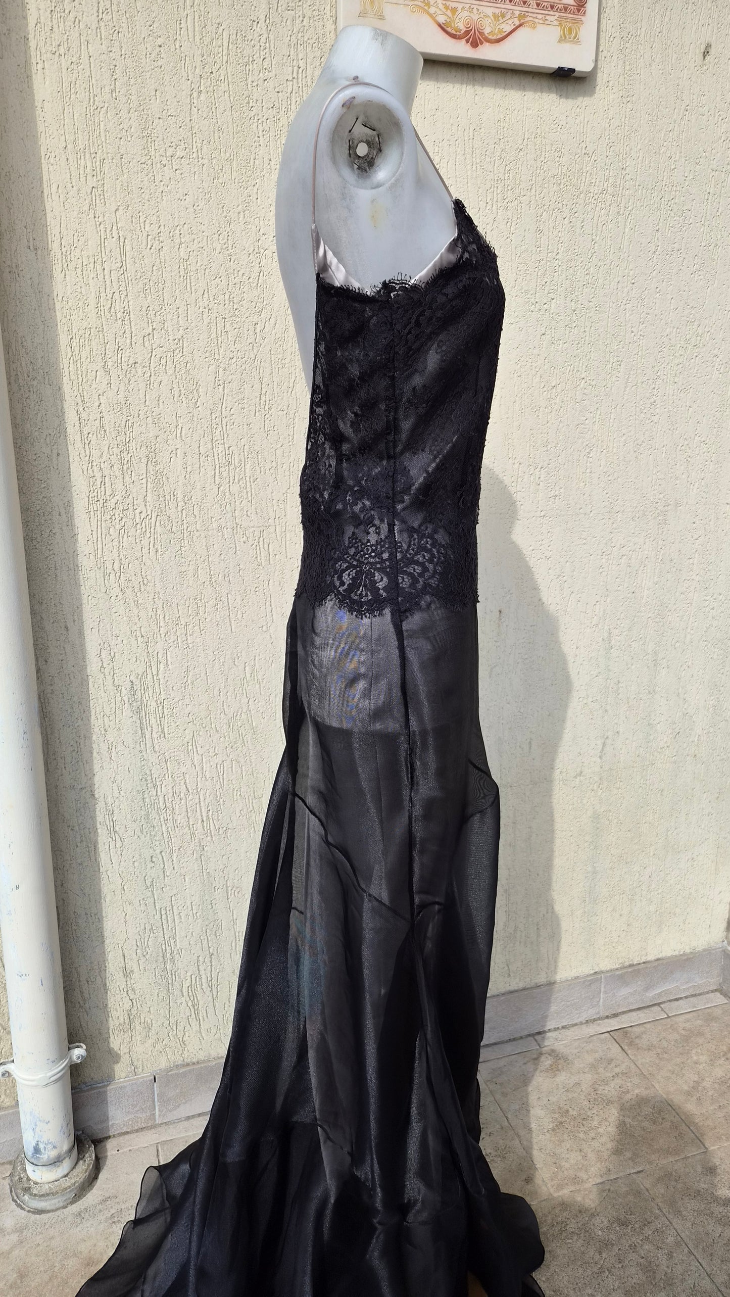 Robe noire en voile et dentelle