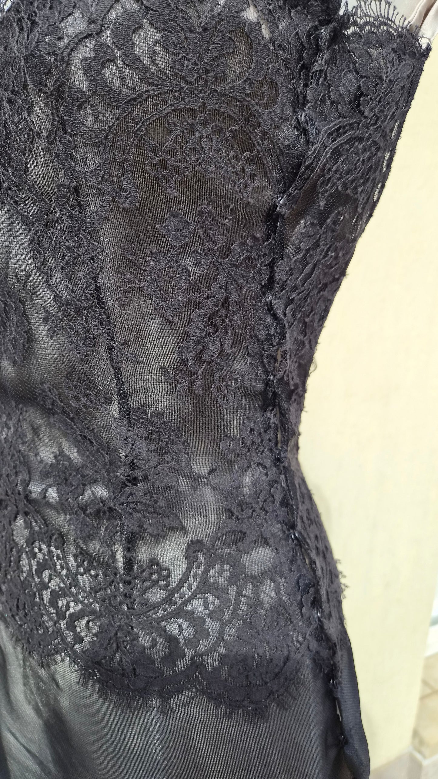 Robe noire en voile et dentelle