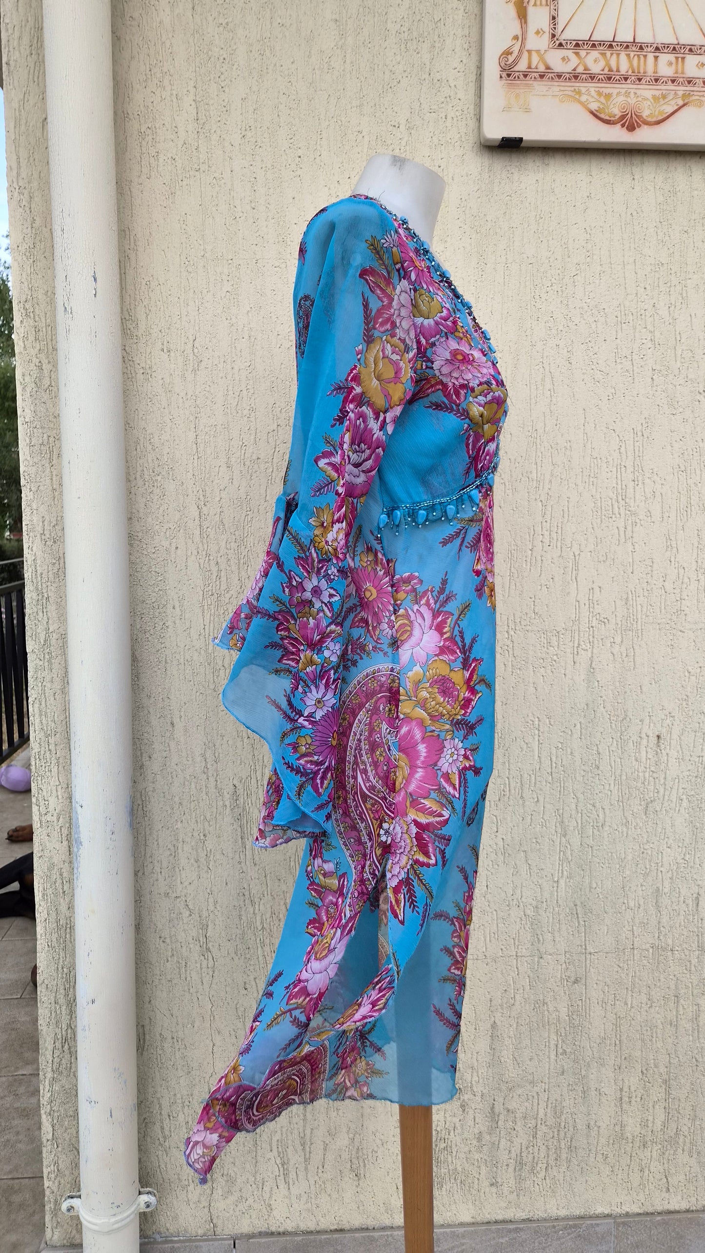 Robe de plage en voile bleu fleuri