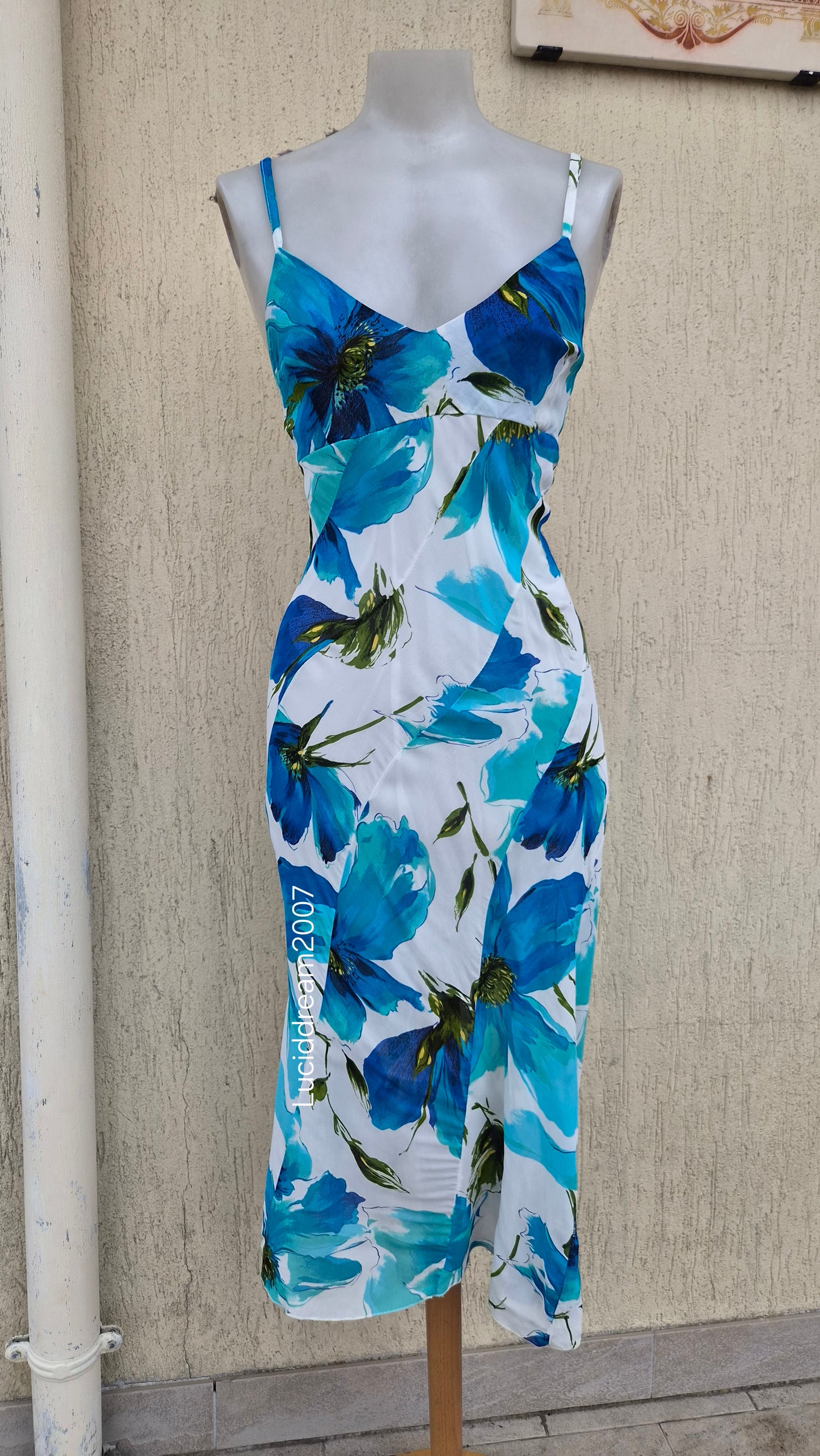 Robe fleurie tons blanc et bleu
