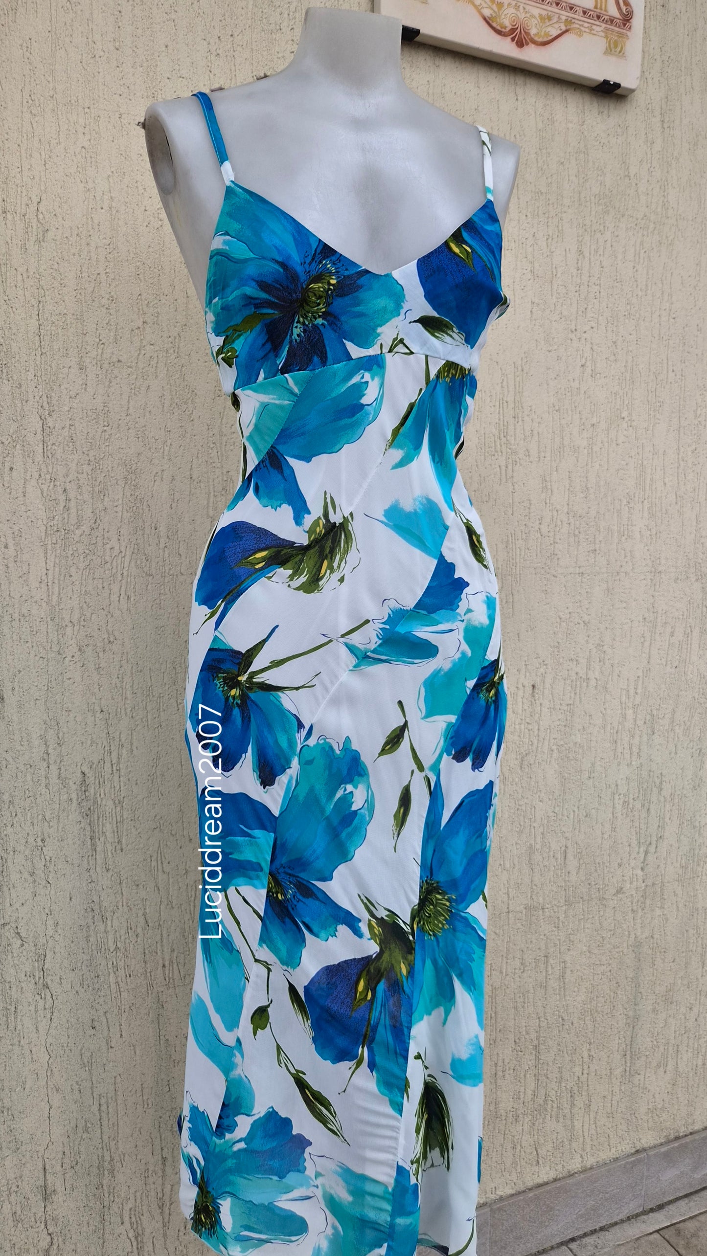 Robe fleurie tons blanc et bleu