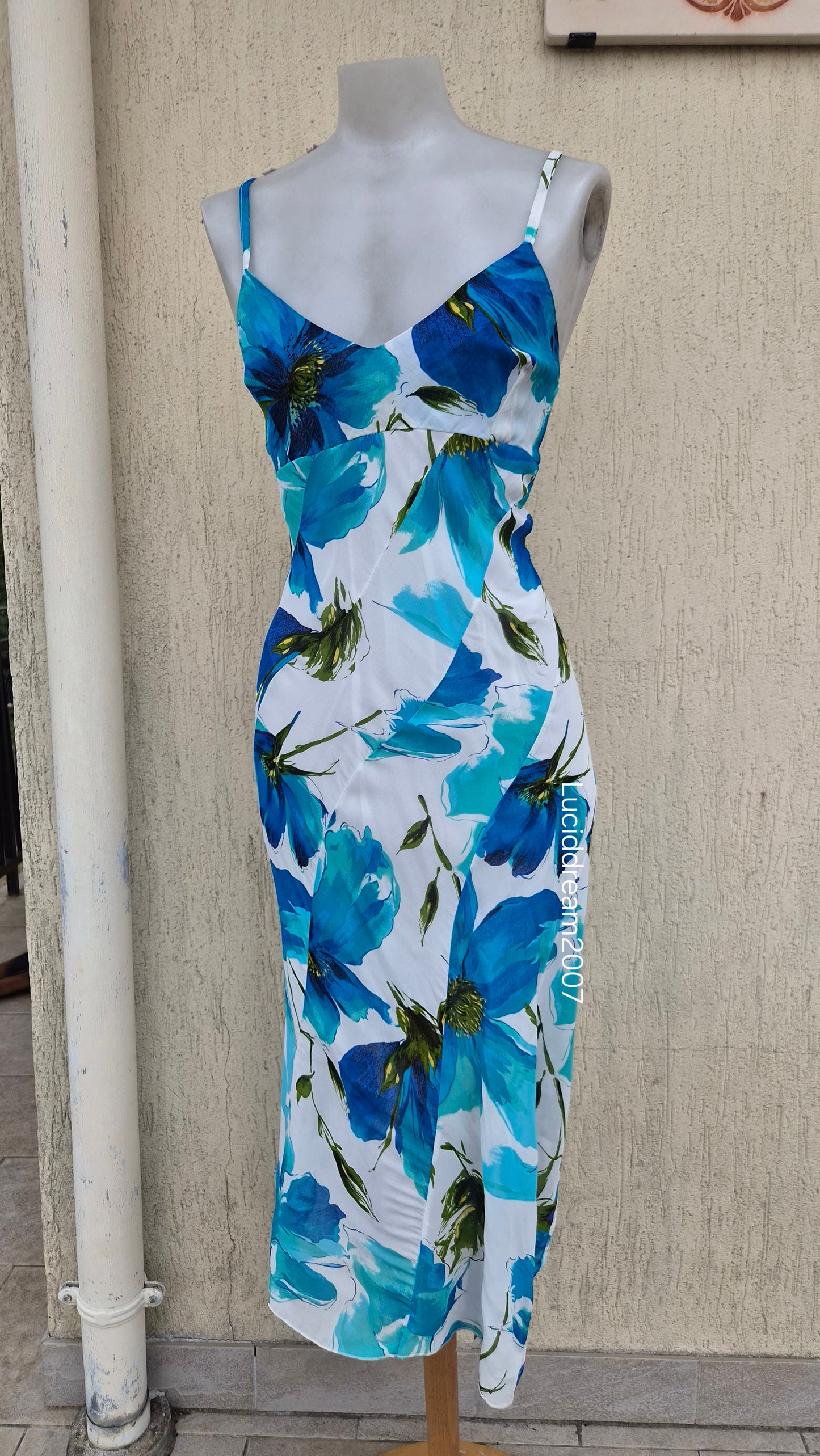 Robe fleurie tons blanc et bleu