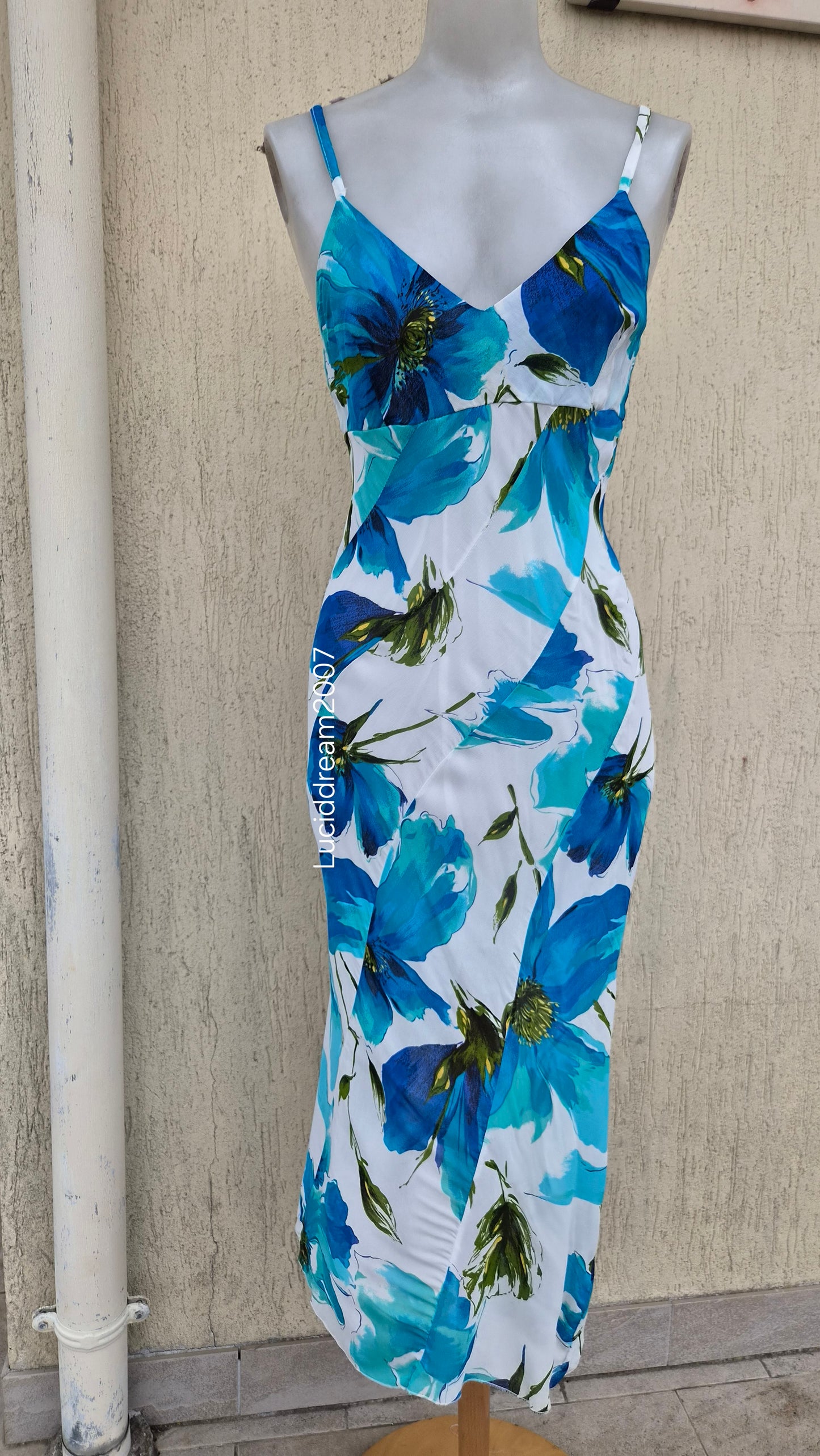 Robe fleurie tons blanc et bleu