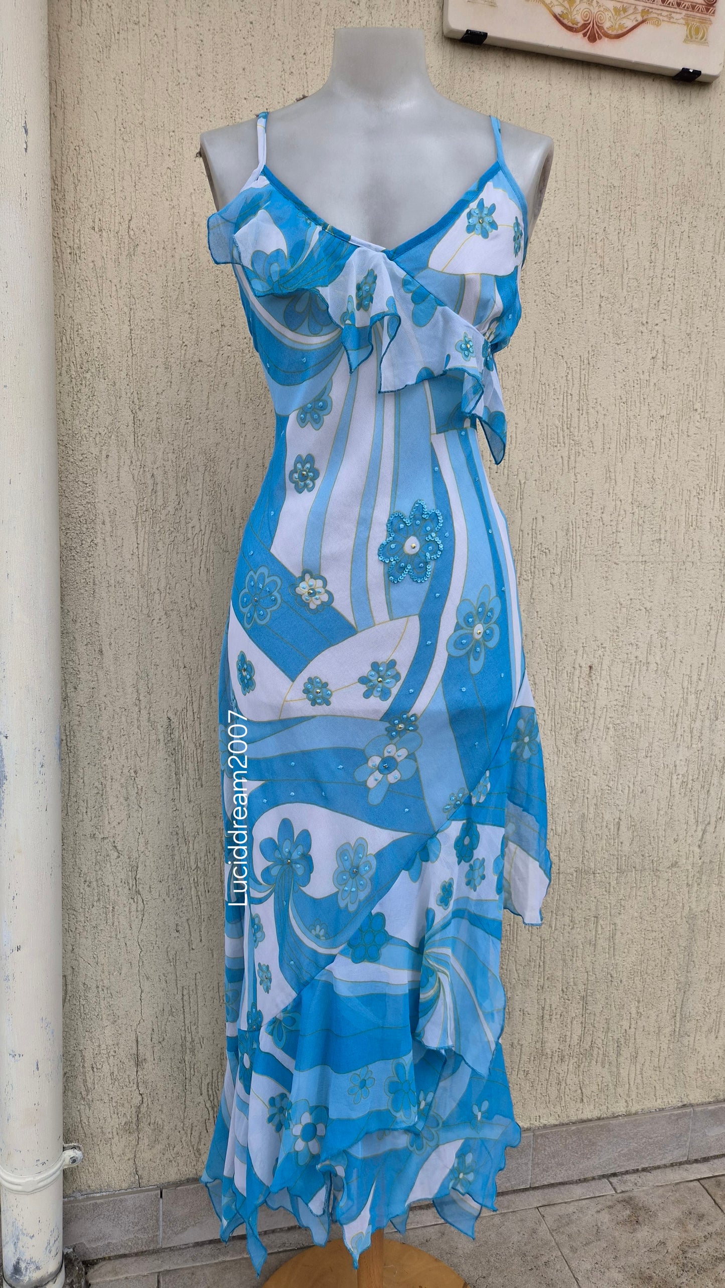 Robe en voile fleuri à volants bleu et blanc