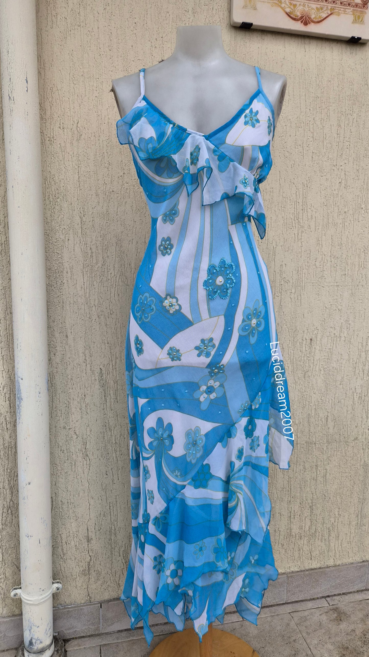 Robe en voile fleuri à volants bleu et blanc