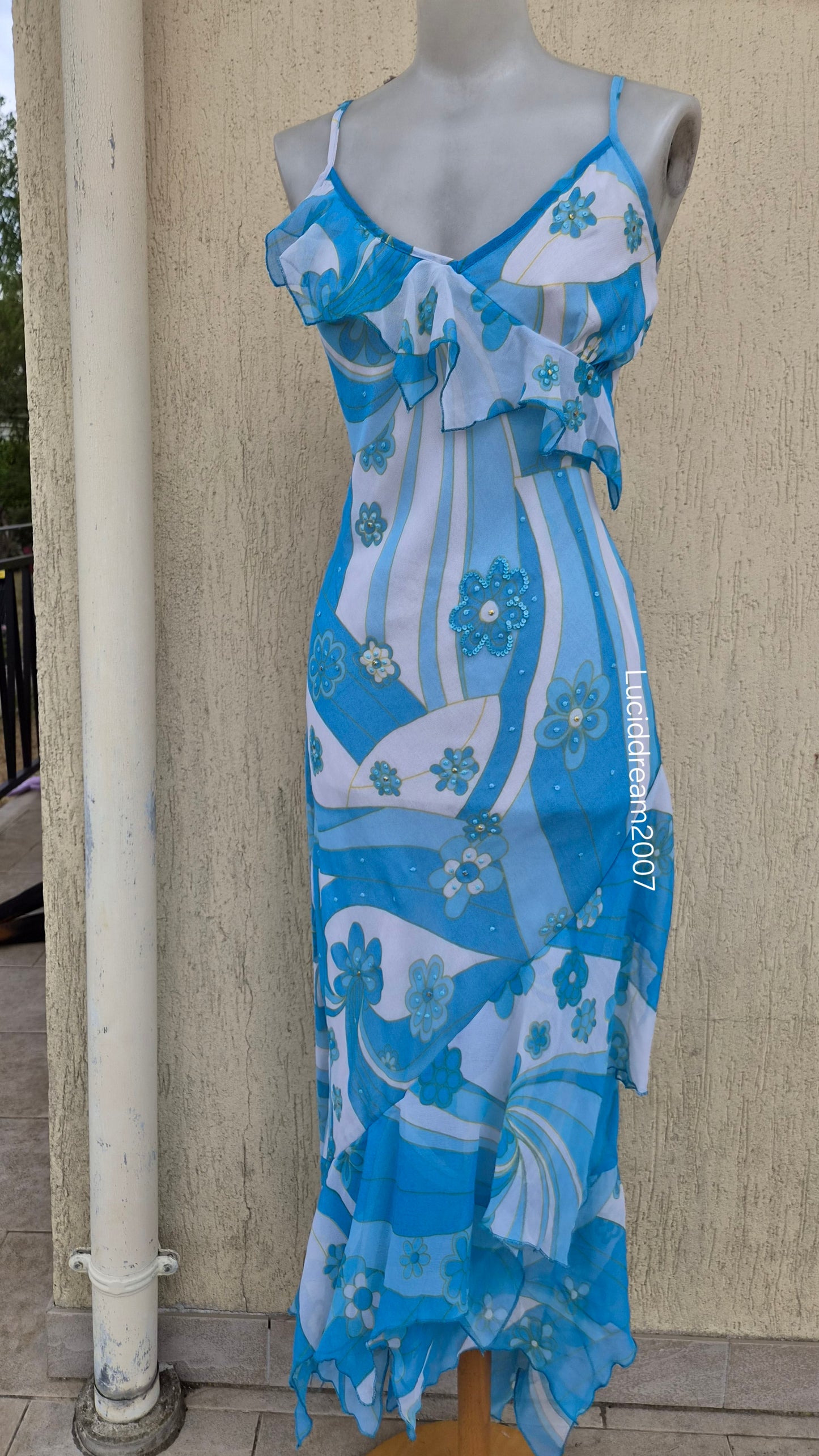 Robe en voile fleuri à volants bleu et blanc