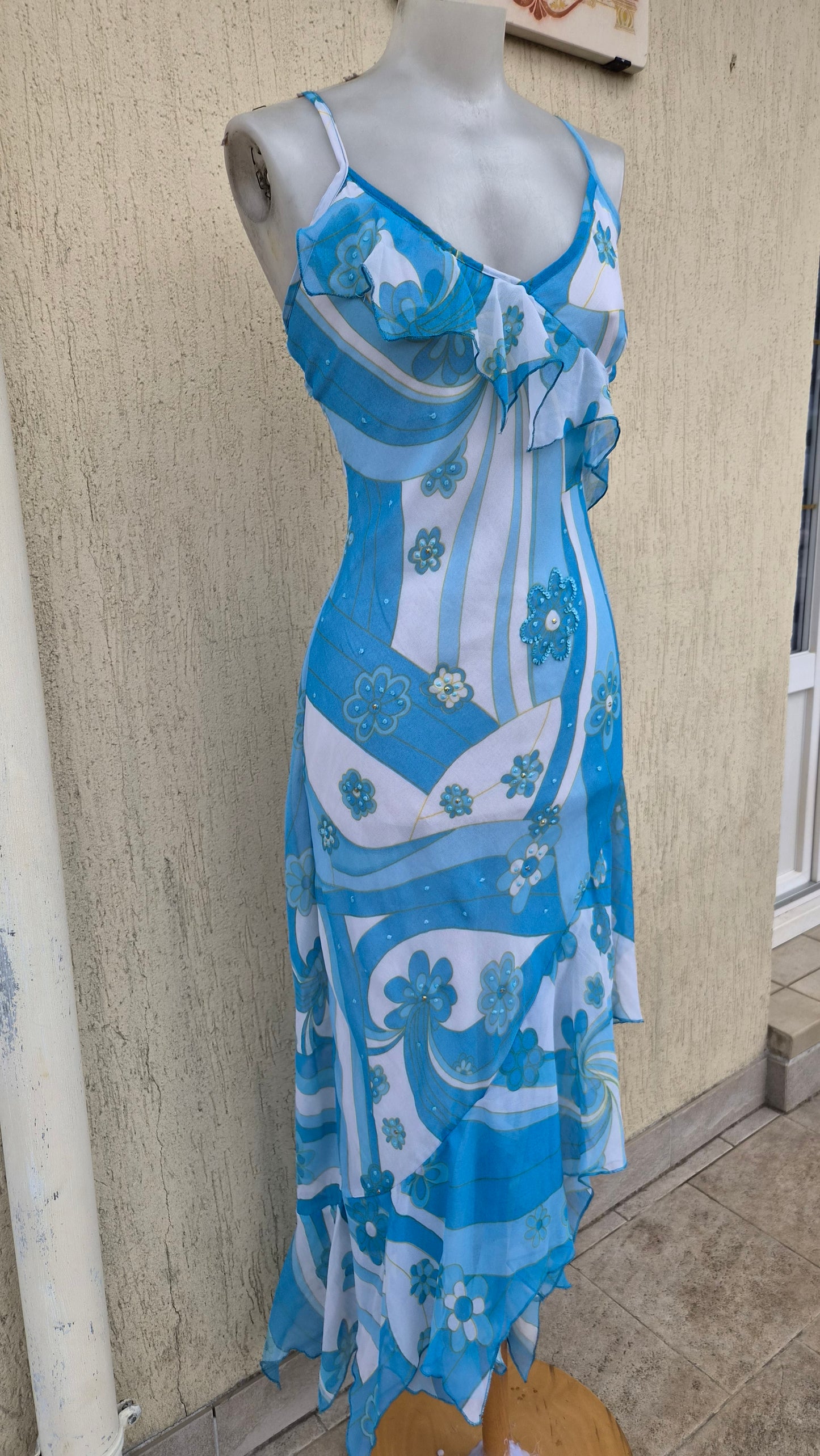 Robe en voile fleuri à volants bleu et blanc