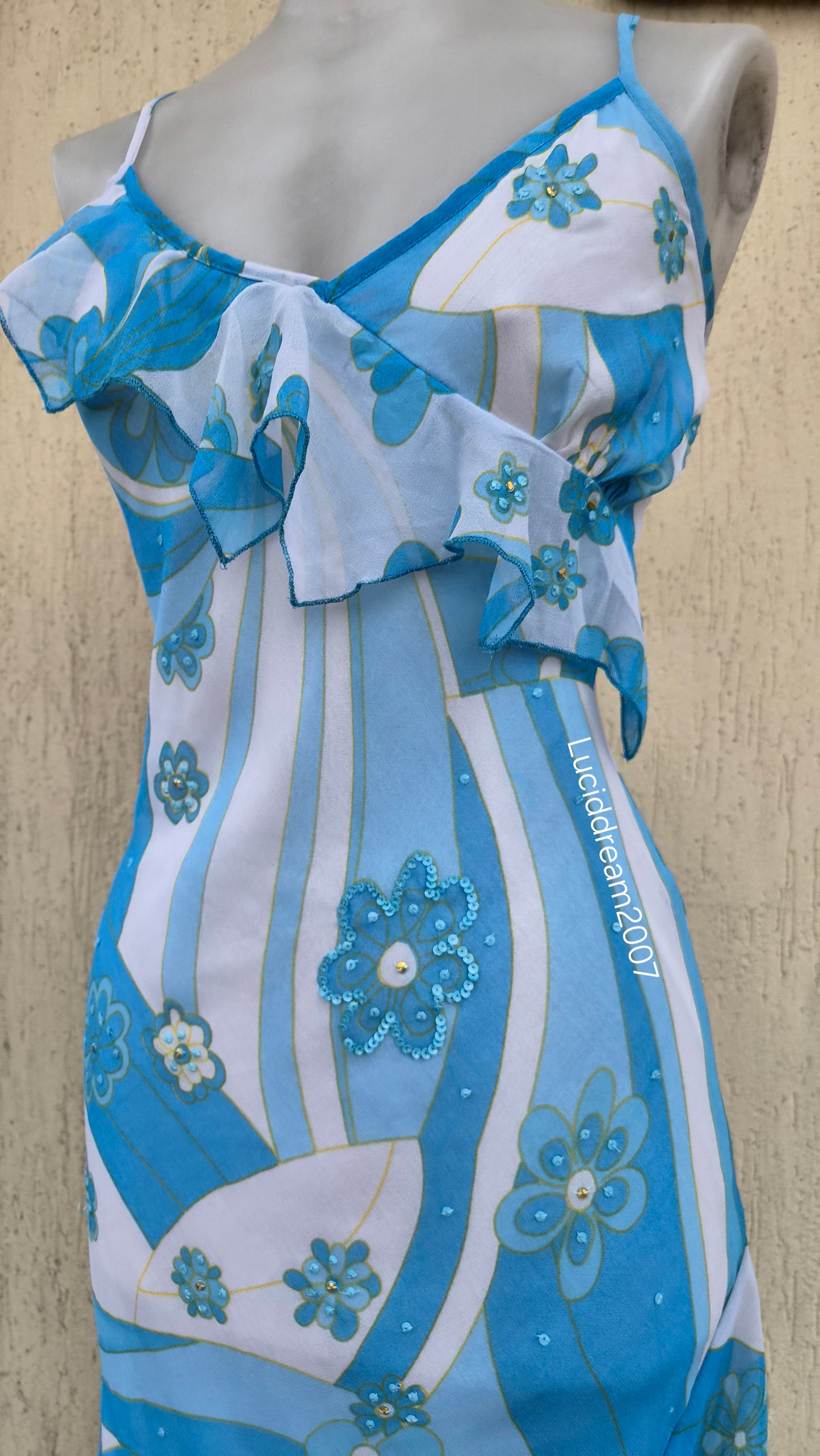 Robe en voile fleuri à volants bleu et blanc