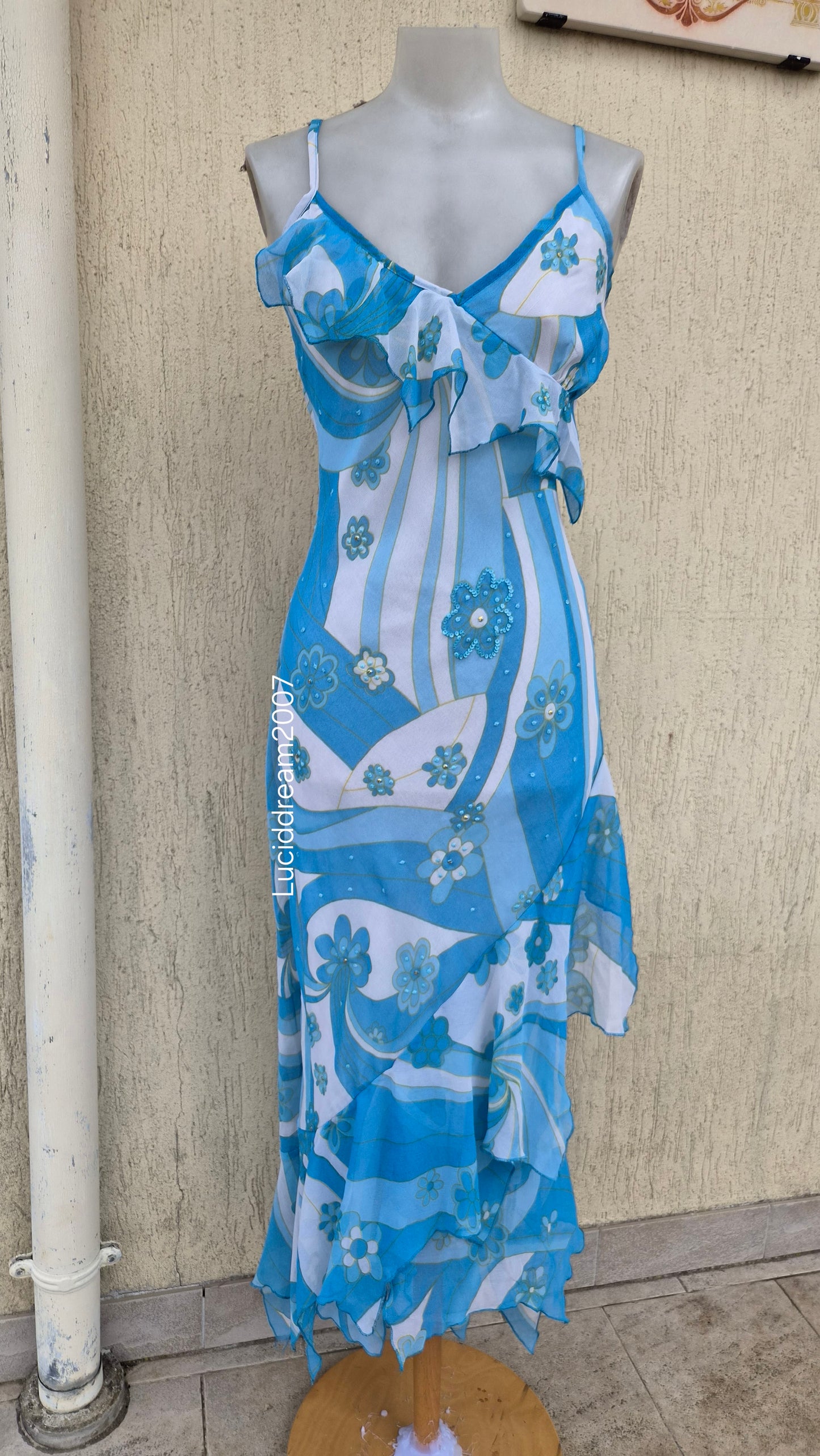 Robe en voile fleuri à volants bleu et blanc