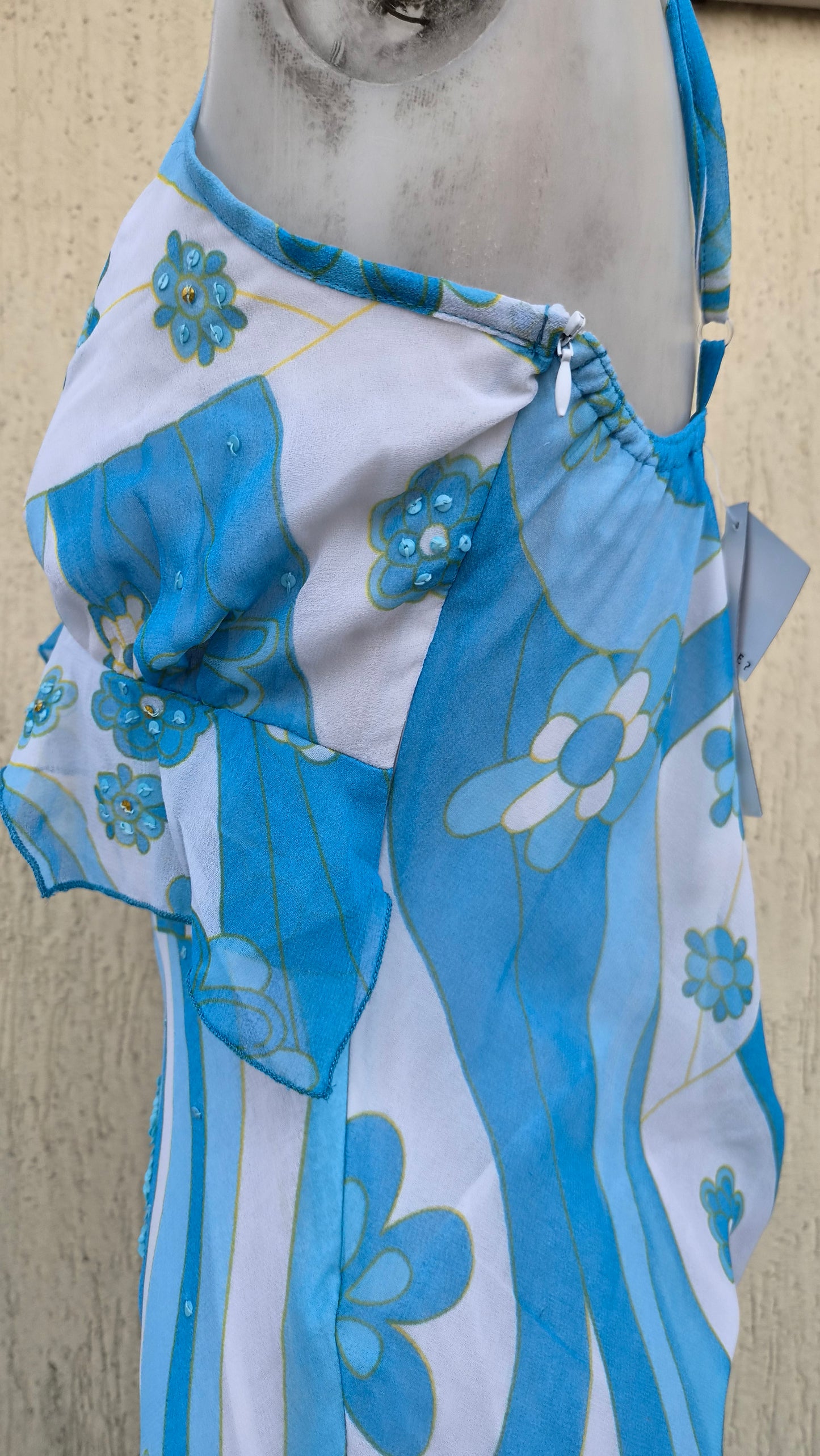 Robe en voile fleuri à volants bleu et blanc